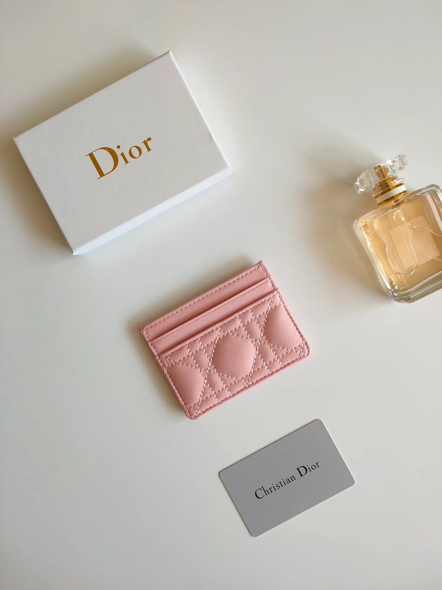 ￥90😍The Dior Caro five-compartment card holder is a new product this season, elegant and practical. Style number: S5130. Carefully crafted from soft cowhide, decorated with cannage pattern topstitching and embellished with the "CD" logo on the front. Elegant and sophisticated, it has five card slots and is suitable for various occasions. Size:10.5*7.5cm