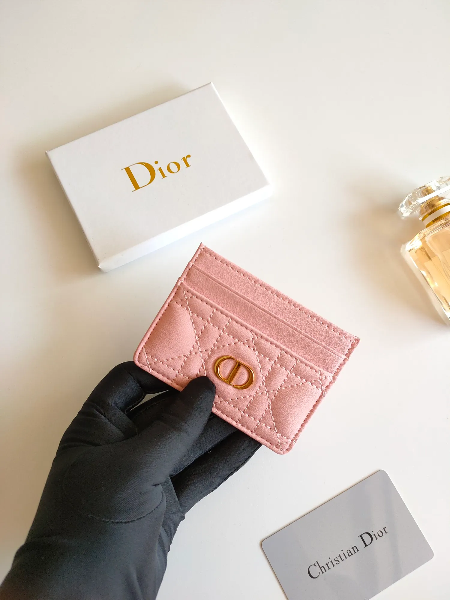￥90😍The Dior Caro five-compartment card holder is a new product this season, elegant and practical. Style number: S5130. Carefully crafted from soft cowhide, decorated with cannage pattern topstitching and embellished with the "CD" logo on the front. Elegant and sophisticated, it has five card slots and is suitable for various occasions. Size:10.5*7.5cm