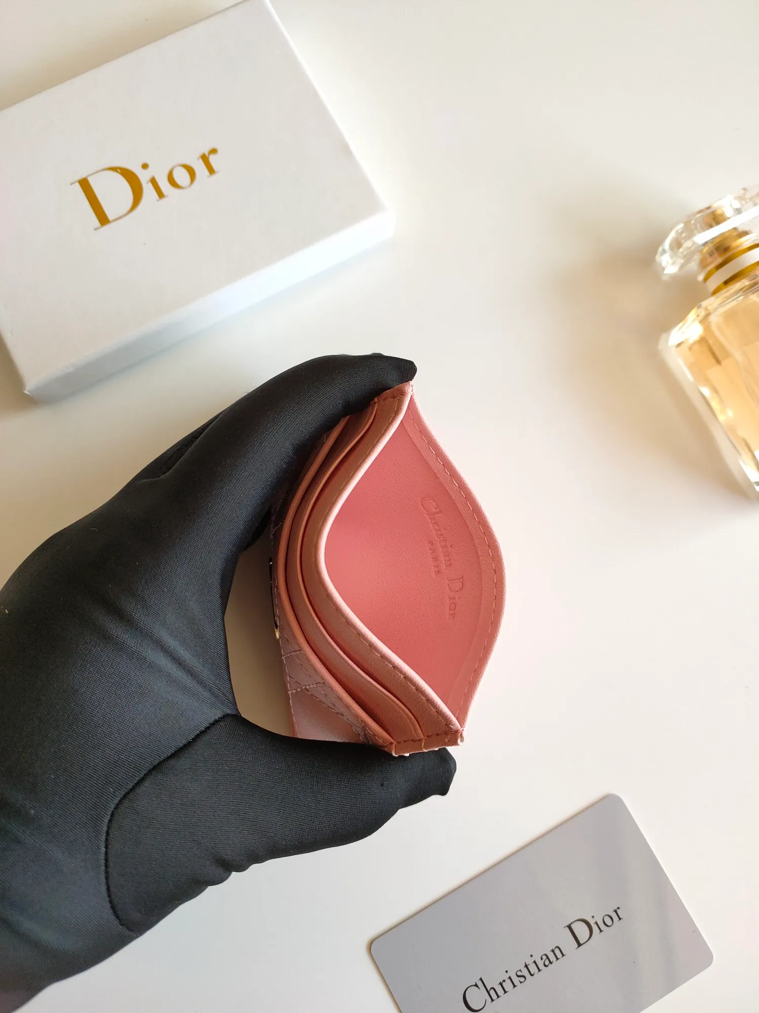 ￥90😍The Dior Caro five-compartment card holder is a new product this season, elegant and practical. Style number: S5130. Carefully crafted from soft cowhide, decorated with cannage pattern topstitching and embellished with the "CD" logo on the front. Elegant and sophisticated, it has five card slots and is suitable for various occasions. Size:10.5*7.5cm