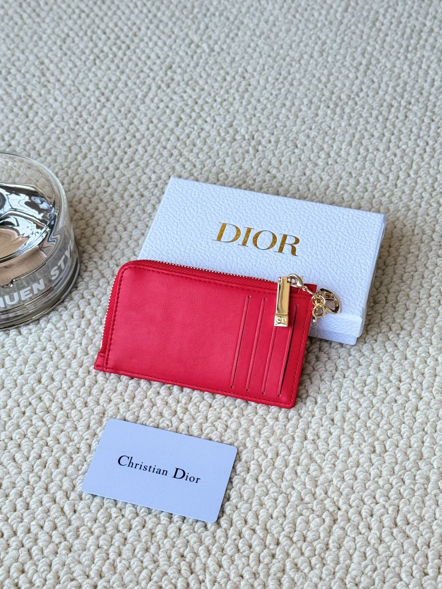 💰160Lady Dior Card Holder Sand color wallet I bought to fit into a waste bag, L-shaped opening, seven-zig card holder pull No.: S0965 There are too many front patch pockets to hold cards. The banknotes need to be folded 40% off, 30% off can be placed but it has a zipper. The size is 13.5*8.5*1.5 cm. The Dior card holder meets my various needs. Compared with other styles, it is thin, compact and has a large capacity. There is no conspicuous big LOGO, it will not scratch when placed in the bag, and it is relatively low-key and classic. There is a special place for access control cards, so you don’t need to mix them with bank cards. When I used to swipe access control cards, I couldn’t swipe them because there were too many cards, so I had to take out the access control cards separately. There is a zipper, so you don't have to worry about putting important things out, and the zipper is half-open, so it's more convenient to put things in and take things out than having only one side.