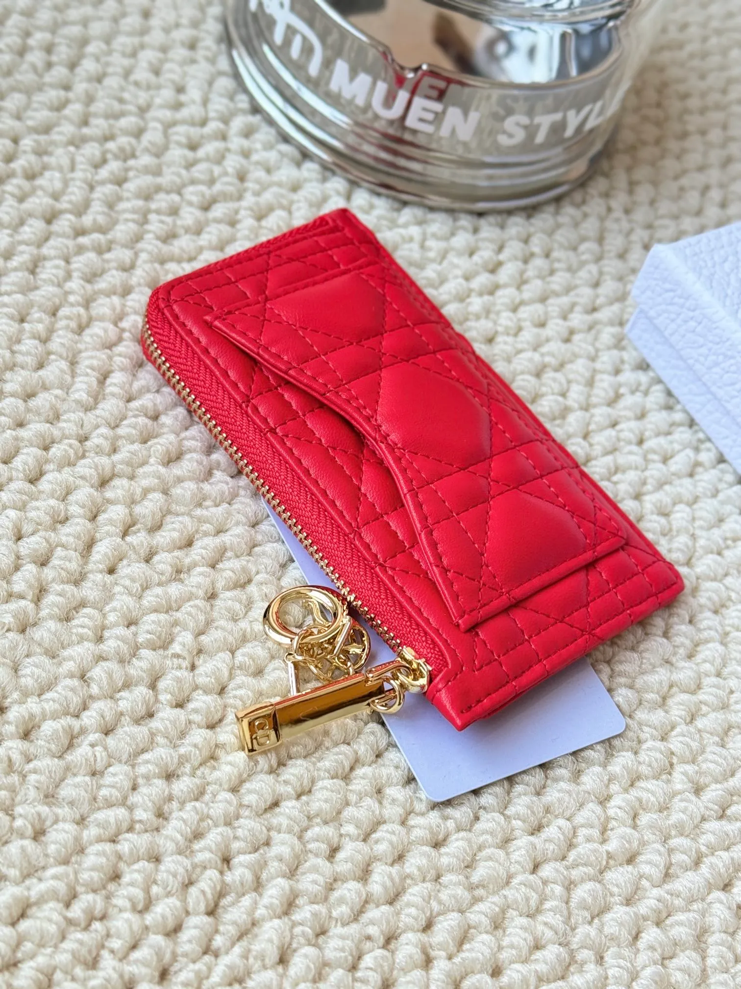 💰160Lady Dior Card Holder Sand color wallet I bought to fit into a waste bag, L-shaped opening, seven-zig card holder pull No.: S0965 There are too many front patch pockets to hold cards. The banknotes need to be folded 40% off, 30% off can be placed but it has a zipper. The size is 13.5*8.5*1.5 cm. The Dior card holder meets my various needs. Compared with other styles, it is thin, compact and has a large capacity. There is no conspicuous big LOGO, it will not scratch when placed in the bag, and it is relatively low-key and classic. There is a special place for access control cards, so you don’t need to mix them with bank cards. When I used to swipe access control cards, I couldn’t swipe them because there were too many cards, so I had to take out the access control cards separately. There is a zipper, so you don't have to worry about putting important things out, and the zipper is half-open, so it's more convenient to put things in and take things out than having only one side.