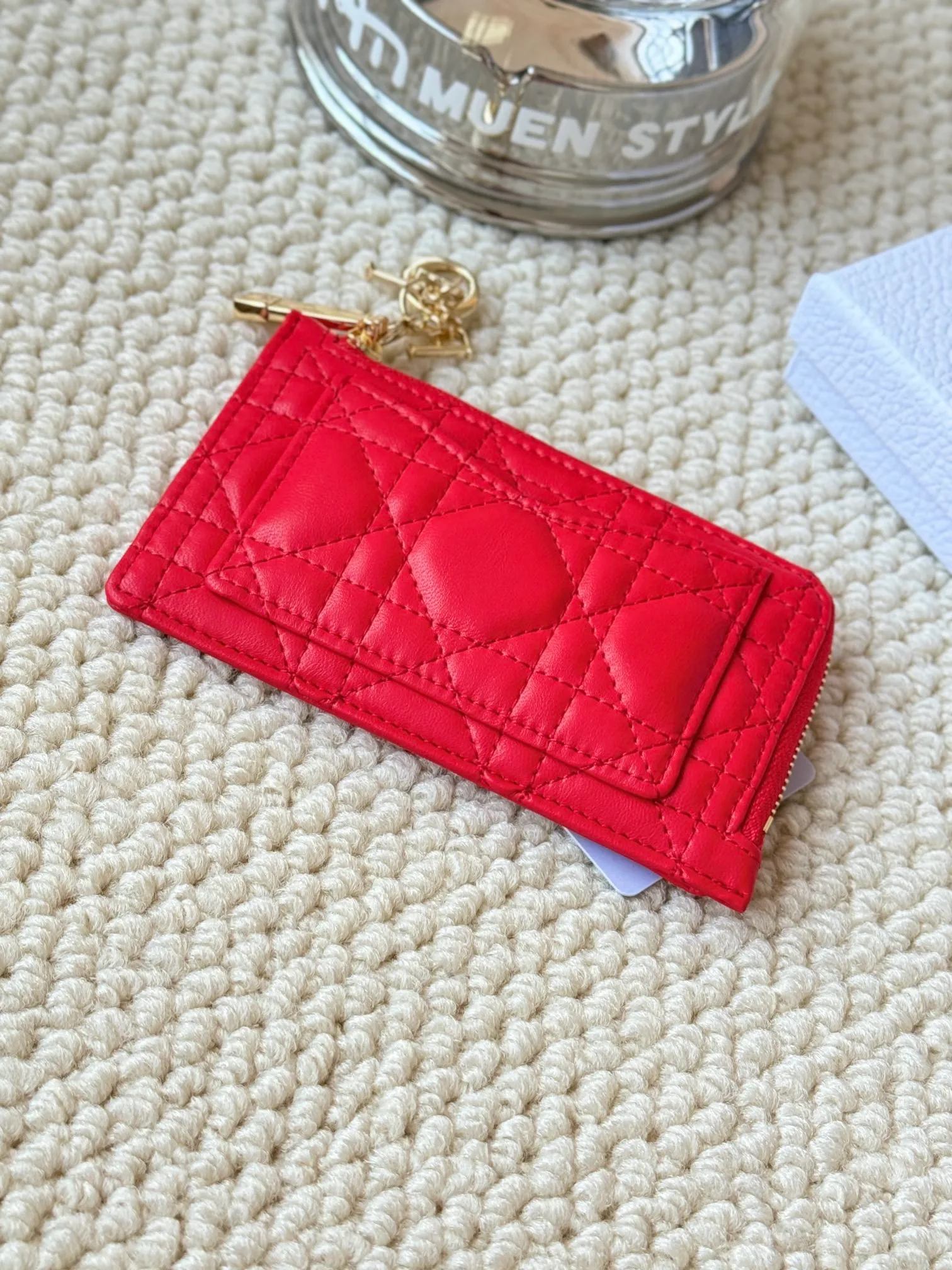 💰160Lady Dior Card Holder Sand color wallet I bought to fit into a waste bag, L-shaped opening, seven-zig card holder pull No.: S0965 There are too many front patch pockets to hold cards. The banknotes need to be folded 40% off, 30% off can be placed but it has a zipper. The size is 13.5*8.5*1.5 cm. The Dior card holder meets my various needs. Compared with other styles, it is thin, compact and has a large capacity. There is no conspicuous big LOGO, it will not scratch when placed in the bag, and it is relatively low-key and classic. There is a special place for access control cards, so you don’t need to mix them with bank cards. When I used to swipe access control cards, I couldn’t swipe them because there were too many cards, so I had to take out the access control cards separately. There is a zipper, so you don't have to worry about putting important things out, and the zipper is half-open, so it's more convenient to put things in and take things out than having only one side.