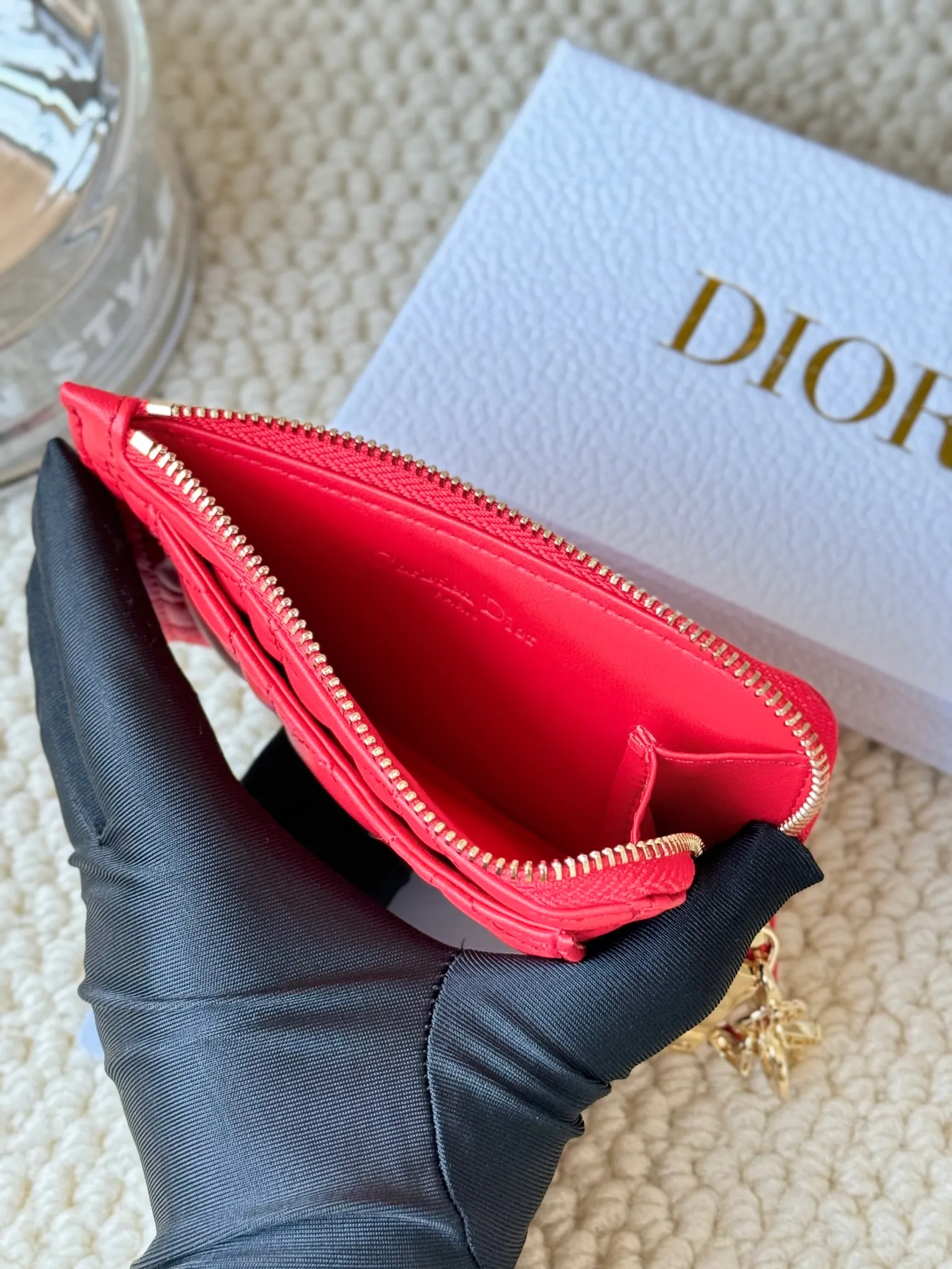 💰160Lady Dior Card Holder Sand color wallet I bought to fit into a waste bag, L-shaped opening, seven-zig card holder pull No.: S0965 There are too many front patch pockets to hold cards. The banknotes need to be folded 40% off, 30% off can be placed but it has a zipper. The size is 13.5*8.5*1.5 cm. The Dior card holder meets my various needs. Compared with other styles, it is thin, compact and has a large capacity. There is no conspicuous big LOGO, it will not scratch when placed in the bag, and it is relatively low-key and classic. There is a special place for access control cards, so you don’t need to mix them with bank cards. When I used to swipe access control cards, I couldn’t swipe them because there were too many cards, so I had to take out the access control cards separately. There is a zipper, so you don't have to worry about putting important things out, and the zipper is half-open, so it's more convenient to put things in and take things out than having only one side.