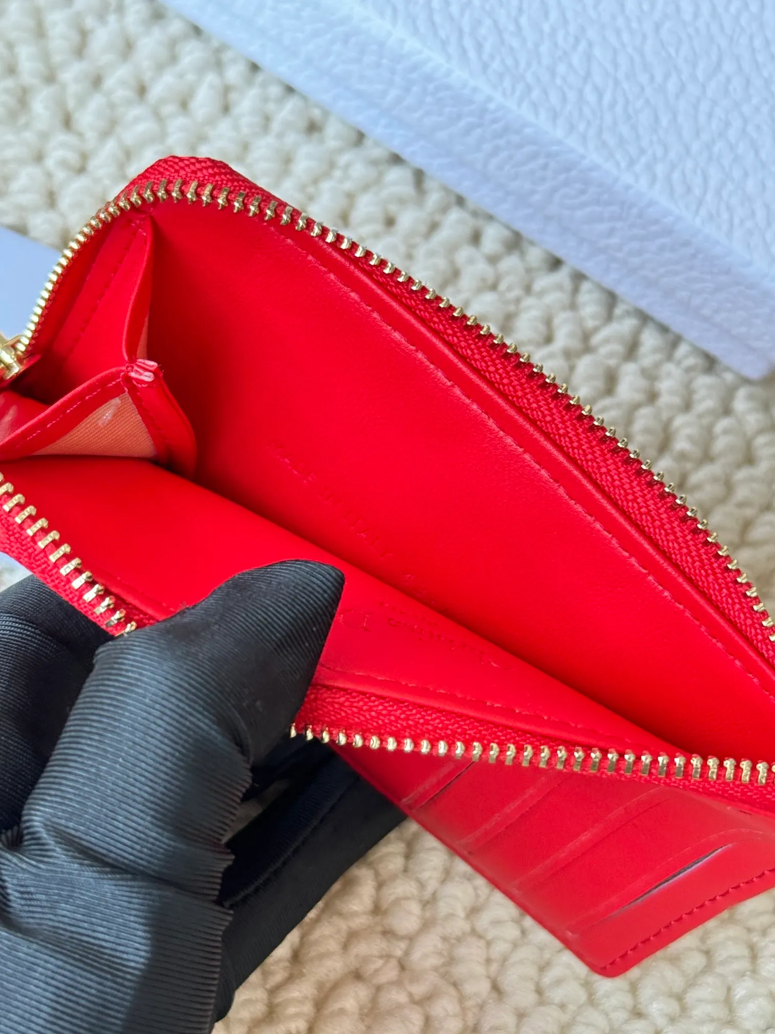 💰160Lady Dior Card Holder Sand color wallet I bought to fit into a waste bag, L-shaped opening, seven-zig card holder pull No.: S0965 There are too many front patch pockets to hold cards. The banknotes need to be folded 40% off, 30% off can be placed but it has a zipper. The size is 13.5*8.5*1.5 cm. The Dior card holder meets my various needs. Compared with other styles, it is thin, compact and has a large capacity. There is no conspicuous big LOGO, it will not scratch when placed in the bag, and it is relatively low-key and classic. There is a special place for access control cards, so you don’t need to mix them with bank cards. When I used to swipe access control cards, I couldn’t swipe them because there were too many cards, so I had to take out the access control cards separately. There is a zipper, so you don't have to worry about putting important things out, and the zipper is half-open, so it's more convenient to put things in and take things out than having only one side.