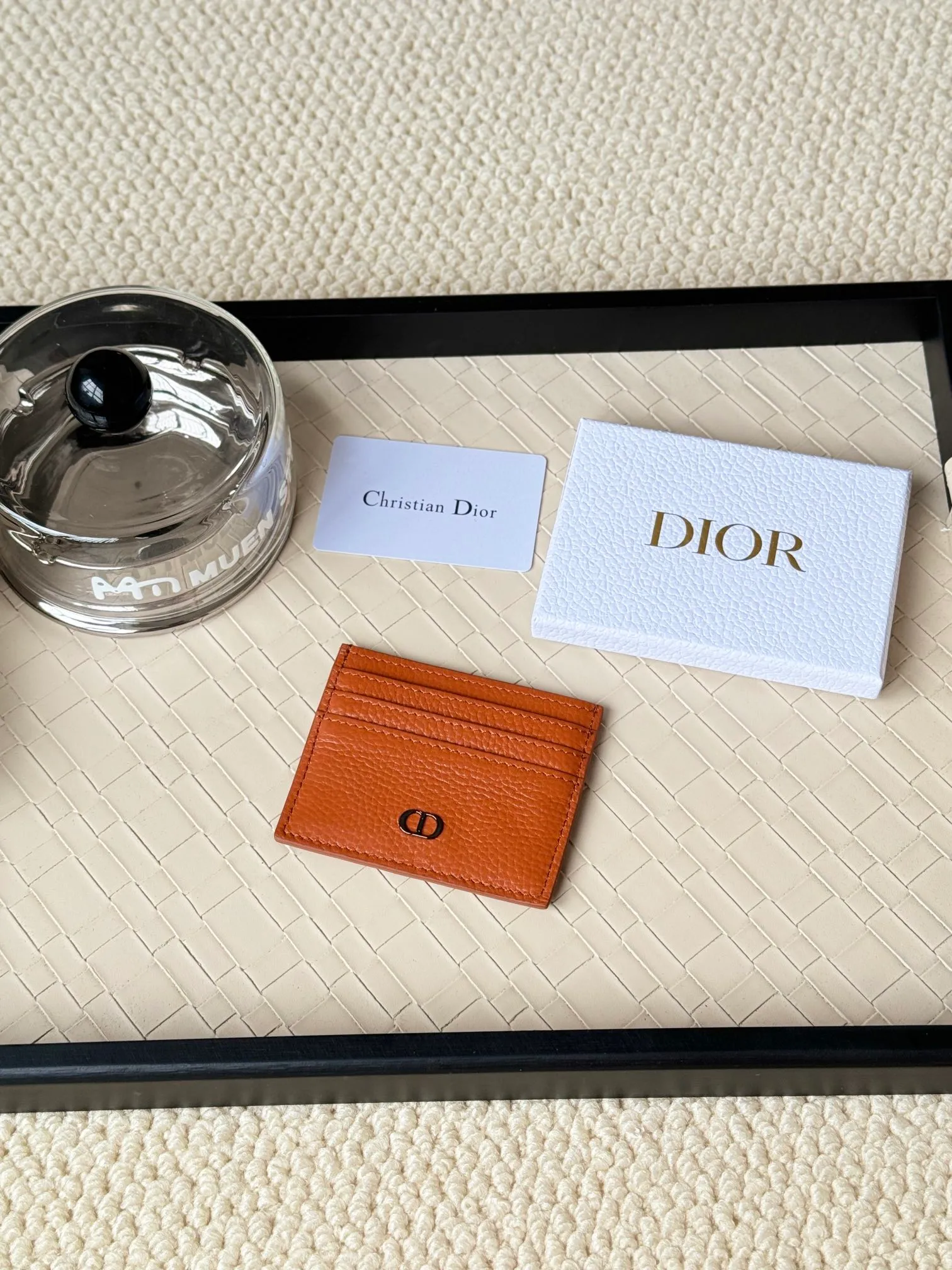💰100 This Dior card holder is elegant and refined😍 carefully made of cowhide [strong]. There are 3 card slots on each side and 1 card slot on the top, which is exquisite and exquisite in shape. Style number: CH135 Size: 10*8cm