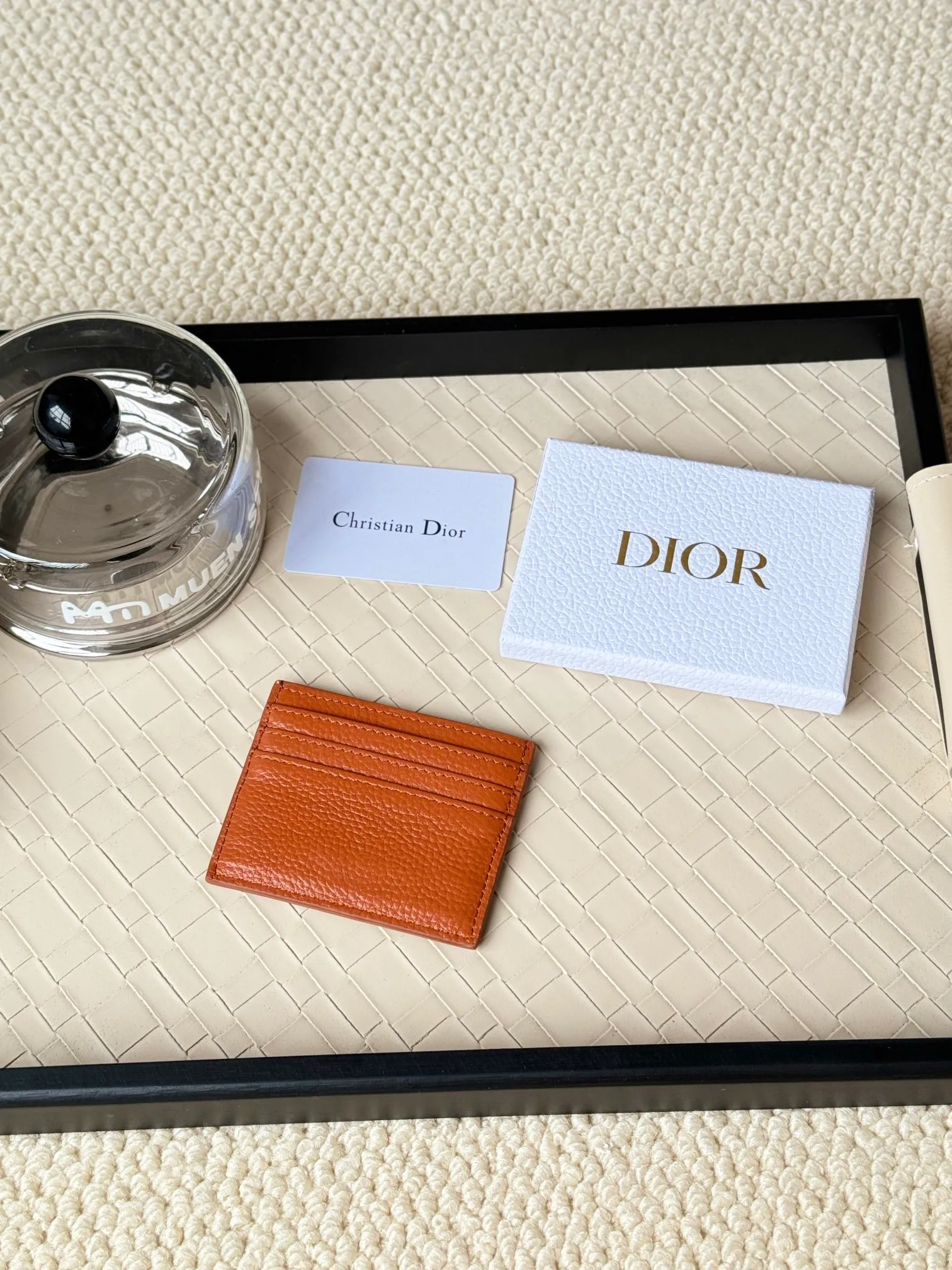 💰100 This Dior card holder is elegant and refined😍 carefully made of cowhide [strong]. There are 3 card slots on each side and 1 card slot on the top, which is exquisite and exquisite in shape. Style number: CH135 Size: 10*8cm