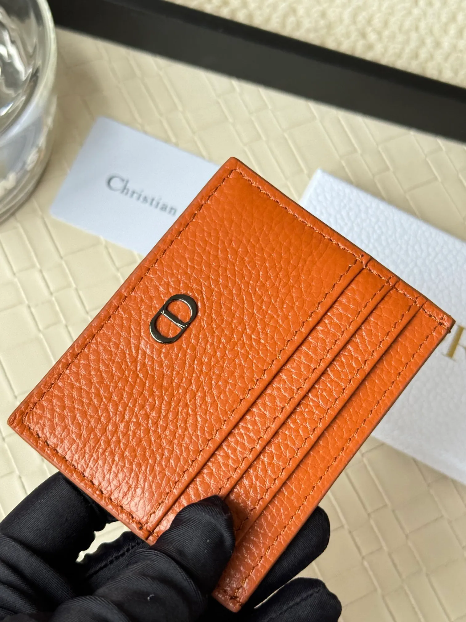 💰100 This Dior card holder is elegant and refined😍 carefully made of cowhide [strong]. There are 3 card slots on each side and 1 card slot on the top, which is exquisite and exquisite in shape. Style number: CH135 Size: 10*8cm