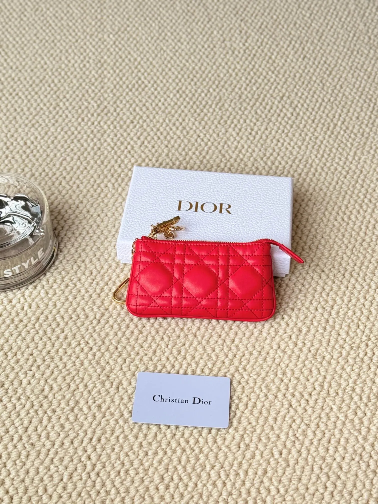 💰150 lambskin makes a zippered coin purse and key bag. Small, cute and mini. Size: 14.5*7.6cm Model: S0972UWHC_M30G This Dior Caro card holder is elegant and practical. Made of soft lambskin, carefully crafted and decorated with cannage pattern topstitching. Coin purse and key case 🔑 Compact and practical, unique and can store various daily necessities, suitable for various occasions.