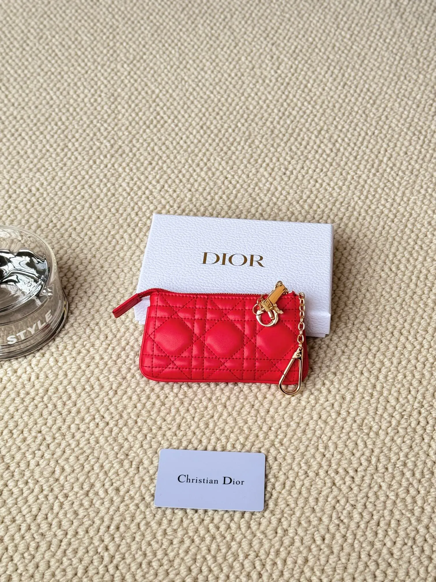 💰150 lambskin makes a zippered coin purse and key bag. Small, cute and mini. Size: 14.5*7.6cm Model: S0972UWHC_M30G This Dior Caro card holder is elegant and practical. Made of soft lambskin, carefully crafted and decorated with cannage pattern topstitching. Coin purse and key case 🔑 Compact and practical, unique and can store various daily necessities, suitable for various occasions.