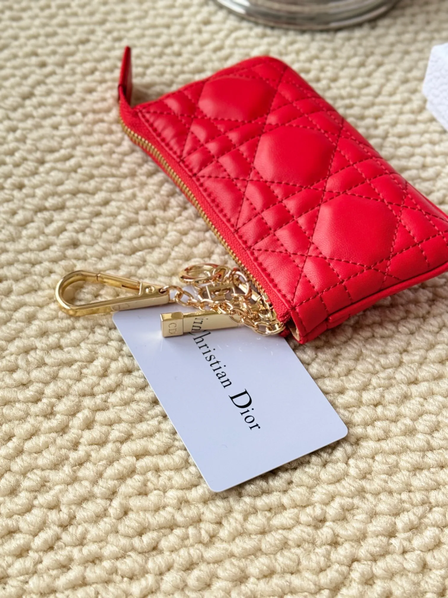 💰150 lambskin makes a zippered coin purse and key bag. Small, cute and mini. Size: 14.5*7.6cm Model: S0972UWHC_M30G This Dior Caro card holder is elegant and practical. Made of soft lambskin, carefully crafted and decorated with cannage pattern topstitching. Coin purse and key case 🔑 Compact and practical, unique and can store various daily necessities, suitable for various occasions.