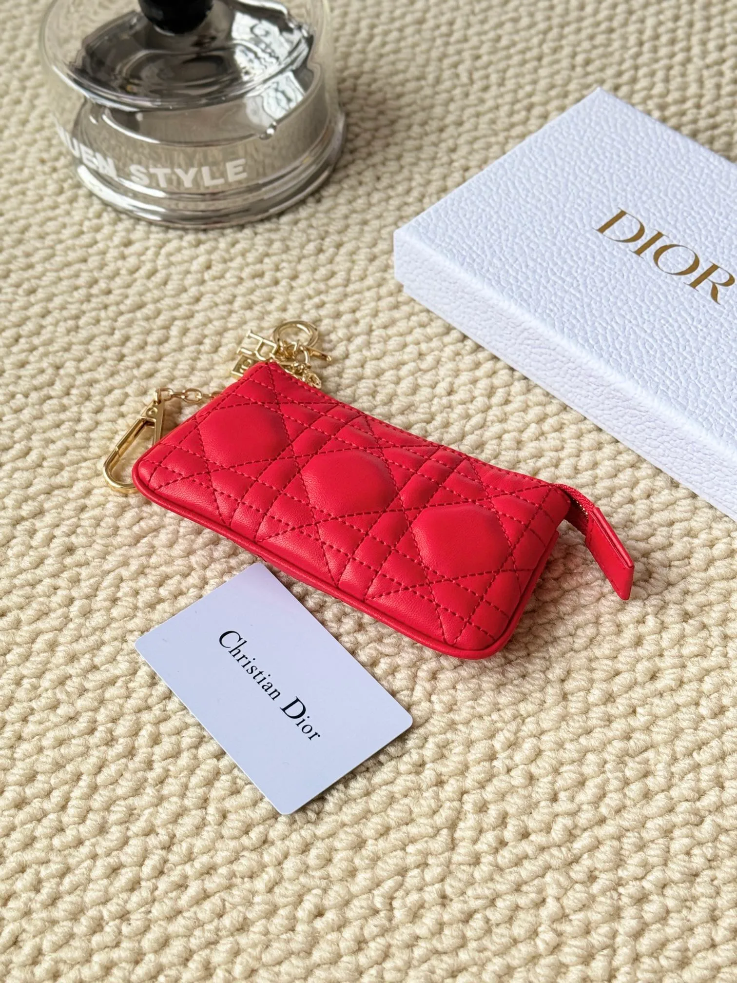 💰150 lambskin makes a zippered coin purse and key bag. Small, cute and mini. Size: 14.5*7.6cm Model: S0972UWHC_M30G This Dior Caro card holder is elegant and practical. Made of soft lambskin, carefully crafted and decorated with cannage pattern topstitching. Coin purse and key case 🔑 Compact and practical, unique and can store various daily necessities, suitable for various occasions.