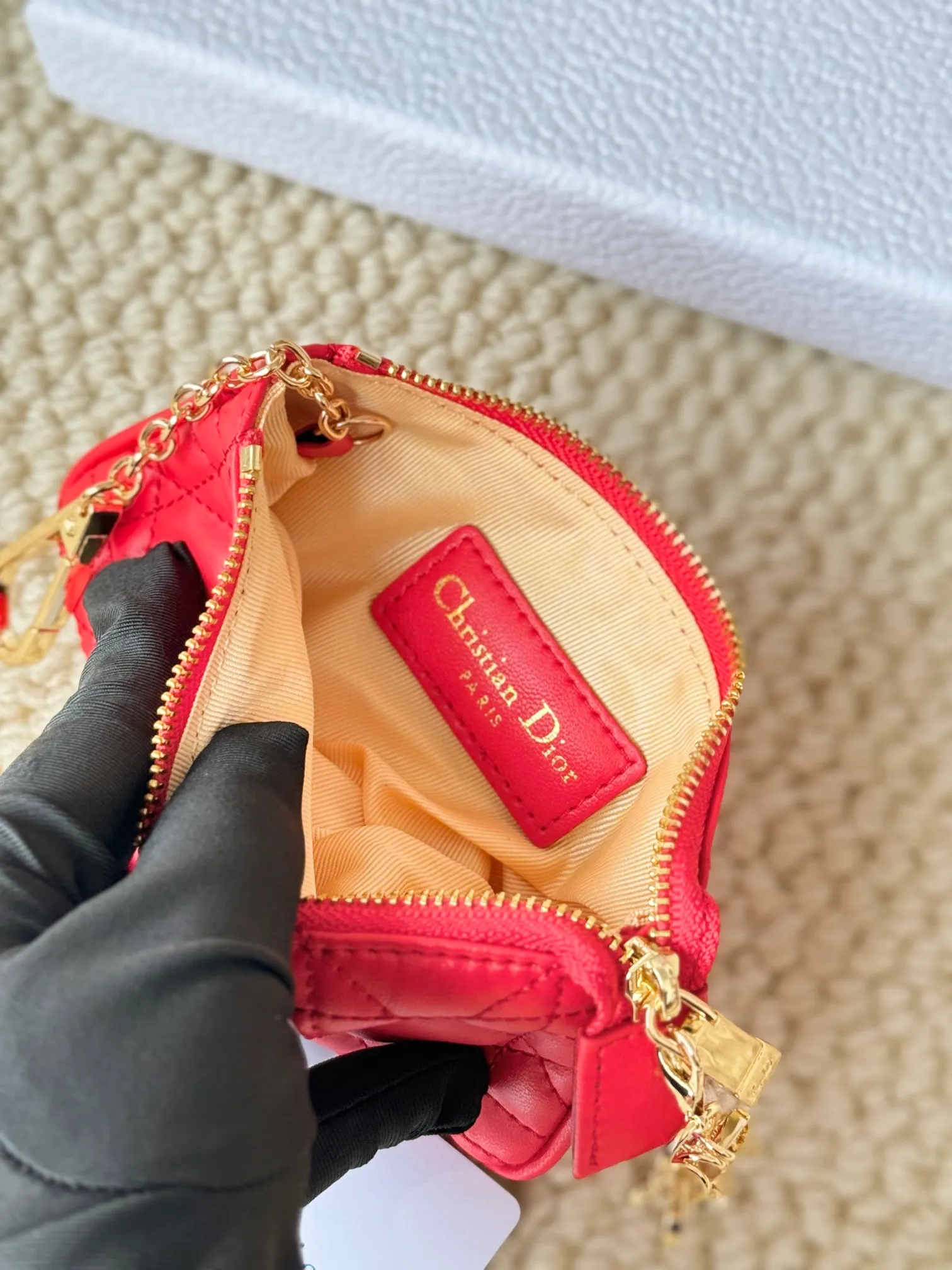 💰150 lambskin makes a zippered coin purse and key bag. Small, cute and mini. Size: 14.5*7.6cm Model: S0972UWHC_M30G This Dior Caro card holder is elegant and practical. Made of soft lambskin, carefully crafted and decorated with cannage pattern topstitching. Coin purse and key case 🔑 Compact and practical, unique and can store various daily necessities, suitable for various occasions.