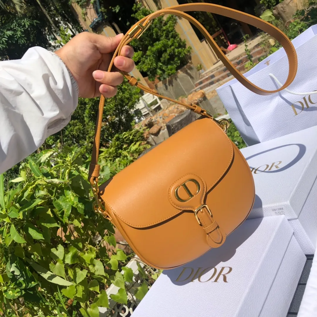 ❗️❗️❗️Free shipping with SF Express for year-end events❗️❗️❗️💰1760 Medium size: 22×17×6cm Dior Bobby’s new products are available in overseas channels! The new Dior saddle bag has finally arrived❗️This model is carefully made of camel-colored smooth cow leather, and the interior is designed with suede, which is soft and rich in texture. It has a flip-top magnetic buckle design and a "CD" buckle on the front as decoration. With a detachable and adjustable shoulder strap embellished with a military-style buckle, it can be worn on the shoulder, cross-body or handheld.