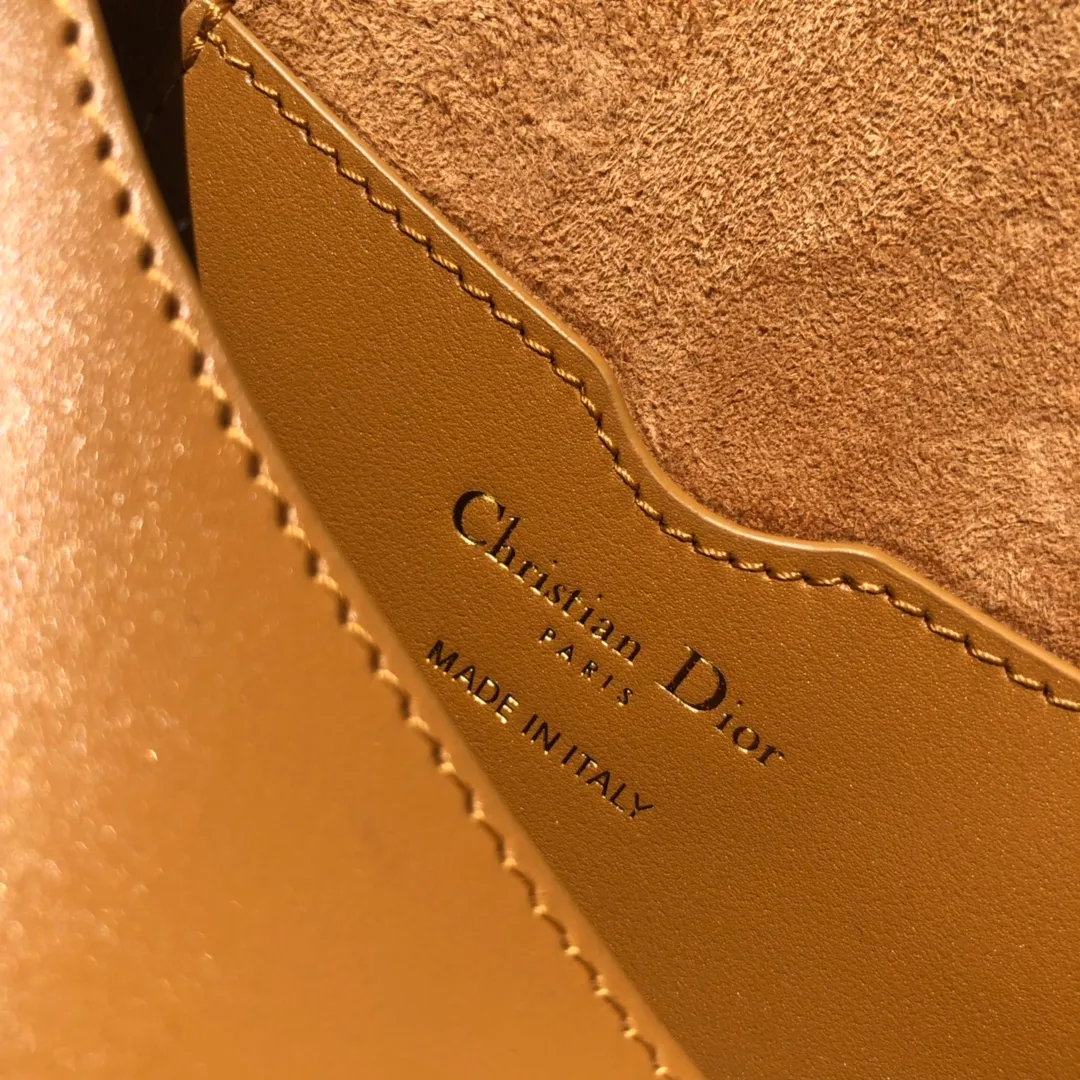❗️❗️❗️Free shipping with SF Express for year-end events❗️❗️❗️💰1760 Medium size: 22×17×6cm Dior Bobby’s new products are available in overseas channels! The new Dior saddle bag has finally arrived❗️This model is carefully made of camel-colored smooth cow leather, and the interior is designed with suede, which is soft and rich in texture. It has a flip-top magnetic buckle design and a "CD" buckle on the front as decoration. With a detachable and adjustable shoulder strap embellished with a military-style buckle, it can be worn on the shoulder, cross-body or handheld.