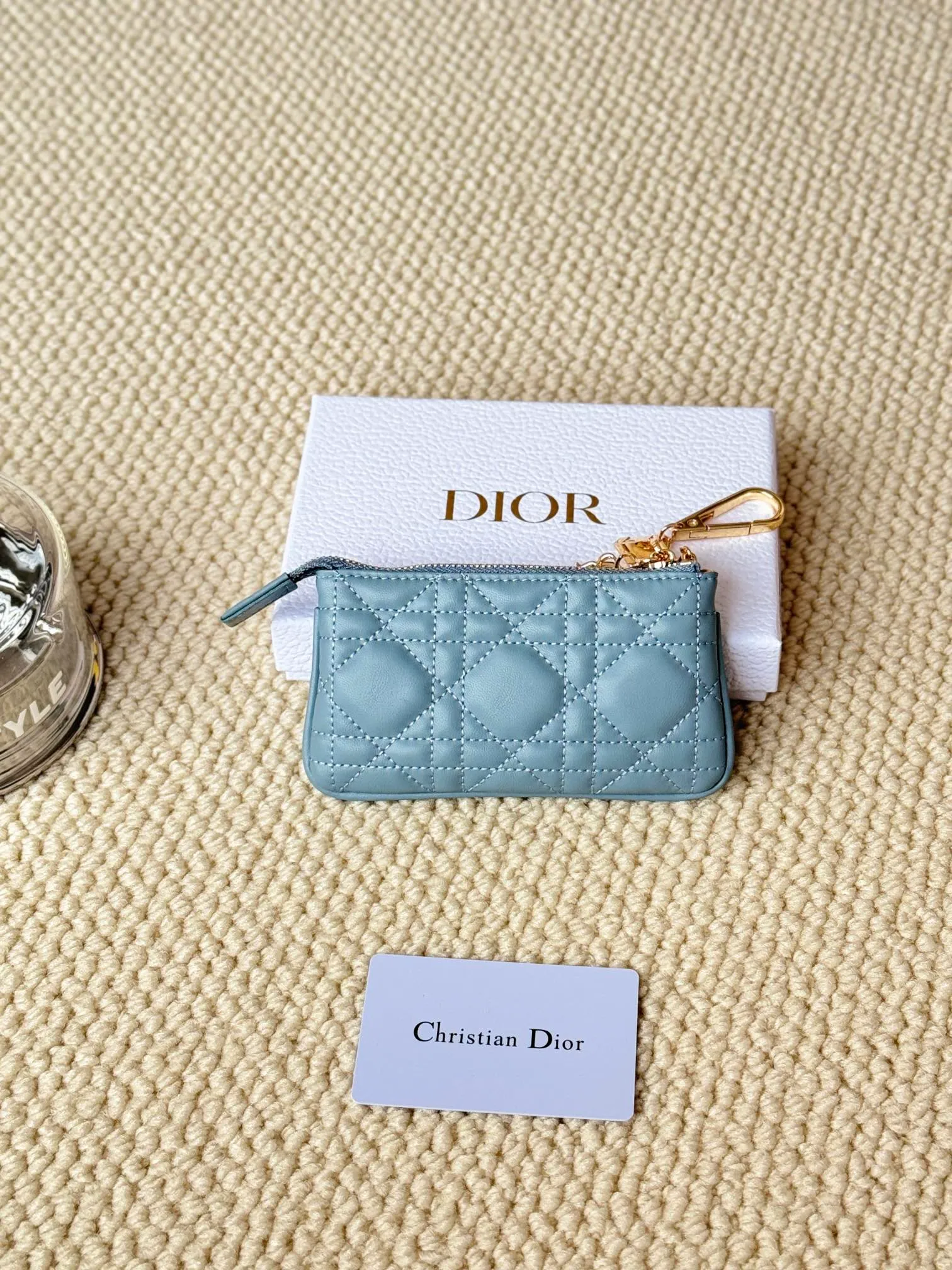 💰160 lambskin makes a zippered coin purse and key bag. Small, cute and mini. Size: 14.5*7.6cm Model: S0972UWHC_M30G This Dior Caro card holder is elegant and practical. Made of soft lambskin, carefully crafted and decorated with cannage pattern topstitching. Coin purse and key case 🔑 Compact and practical, unique and can store various daily necessities, suitable for various occasions.