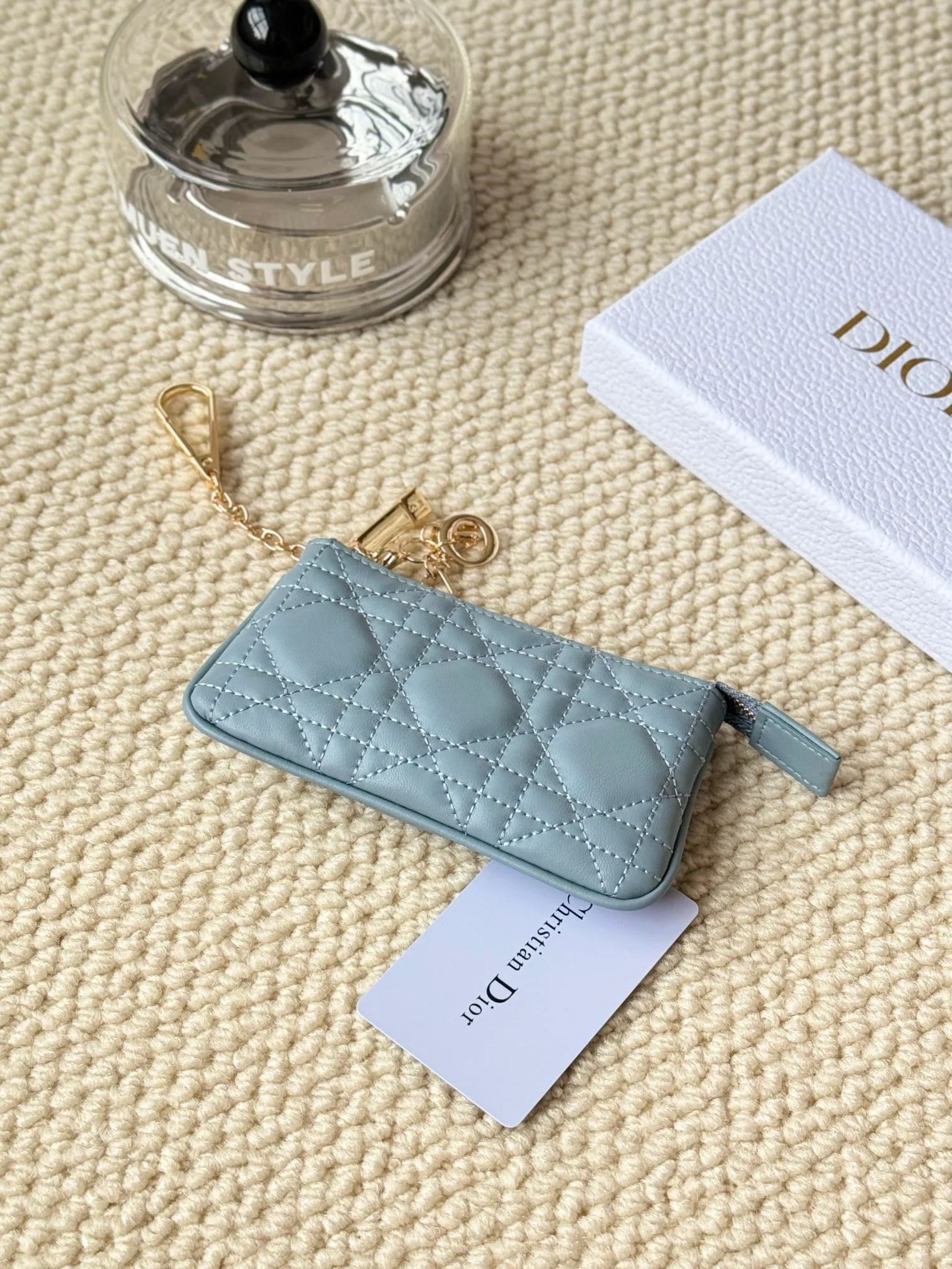 💰160 lambskin makes a zippered coin purse and key bag. Small, cute and mini. Size: 14.5*7.6cm Model: S0972UWHC_M30G This Dior Caro card holder is elegant and practical. Made of soft lambskin, carefully crafted and decorated with cannage pattern topstitching. Coin purse and key case 🔑 Compact and practical, unique and can store various daily necessities, suitable for various occasions.