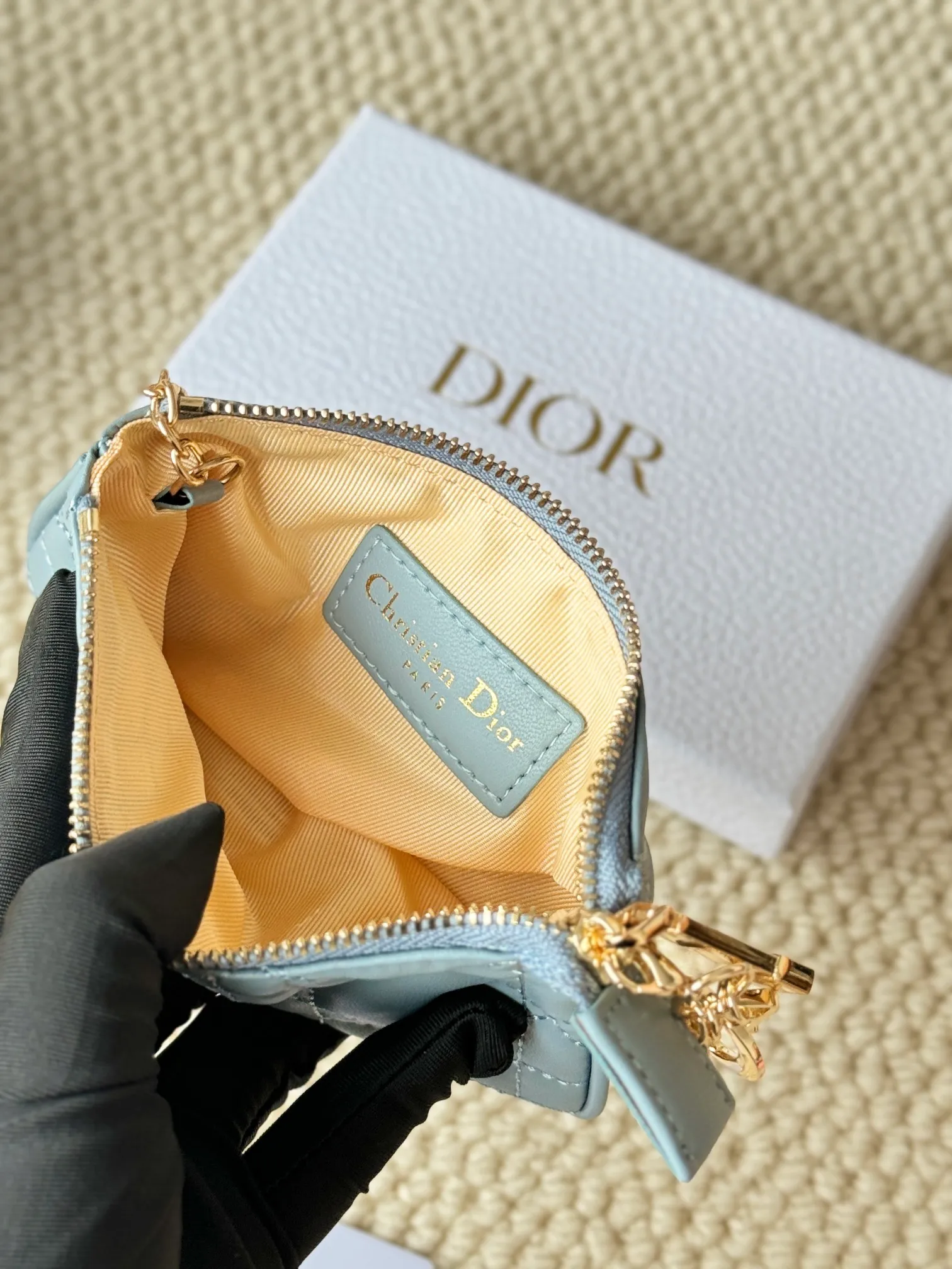 💰160 lambskin makes a zippered coin purse and key bag. Small, cute and mini. Size: 14.5*7.6cm Model: S0972UWHC_M30G This Dior Caro card holder is elegant and practical. Made of soft lambskin, carefully crafted and decorated with cannage pattern topstitching. Coin purse and key case 🔑 Compact and practical, unique and can store various daily necessities, suitable for various occasions.