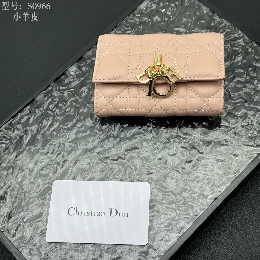 💰160 💎Top quality #pink 💕𝑫𝒊𝒐𝒓Authentic product available at counters💌Full leather inside and outside. Comes with picture box. Exclusive real shot#Built-in small sachet💕 This My Dior Glycine wallet is compact, practical and unique. Crafted from rouge sheep leather, decorated with cannage pattern and decorated with a D.I.O.R. charm on the front to enhance the style. Elegant and refined, it can store a variety of daily necessities, is suitable for various occasions, and can be matched with other My Dior items. D.I.O.R. charm on the front 2 card slots 1 zipped compartment 1 spacious interior compartment Made in Italy Reference number: S0966. Size:11x7.5x2.5cm