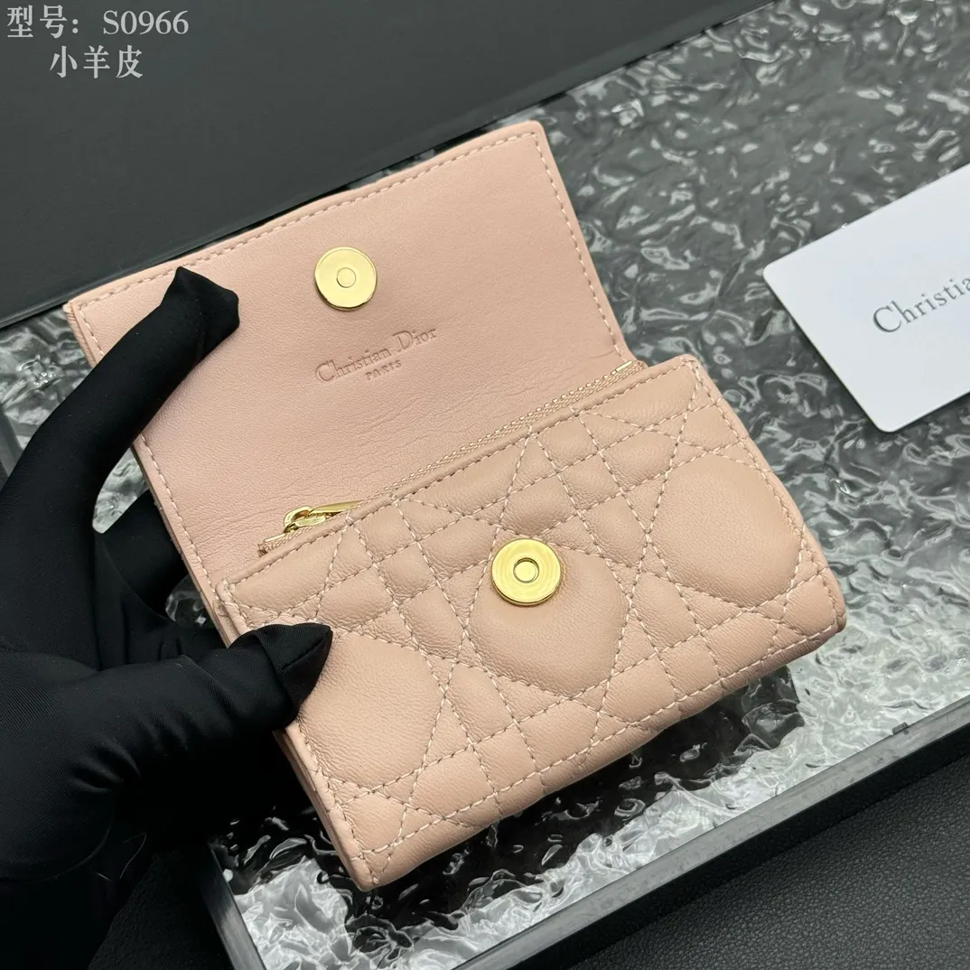 💰160 💎Top quality #pink 💕𝑫𝒊𝒐𝒓Authentic product available at counters💌Full leather inside and outside. Comes with picture box. Exclusive real shot#Built-in small sachet💕 This My Dior Glycine wallet is compact, practical and unique. Crafted from rouge sheep leather, decorated with cannage pattern and decorated with a D.I.O.R. charm on the front to enhance the style. Elegant and refined, it can store a variety of daily necessities, is suitable for various occasions, and can be matched with other My Dior items. D.I.O.R. charm on the front 2 card slots 1 zipped compartment 1 spacious interior compartment Made in Italy Reference number: S0966. Size:11x7.5x2.5cm