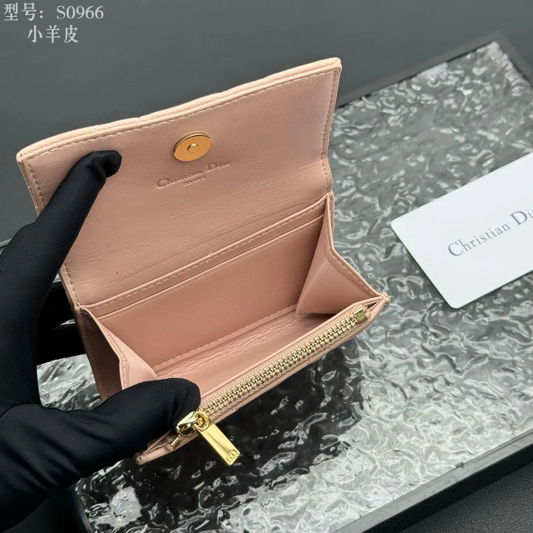 💰160 💎Top quality #pink 💕𝑫𝒊𝒐𝒓Authentic product available at counters💌Full leather inside and outside. Comes with picture box. Exclusive real shot#Built-in small sachet💕 This My Dior Glycine wallet is compact, practical and unique. Crafted from rouge sheep leather, decorated with cannage pattern and decorated with a D.I.O.R. charm on the front to enhance the style. Elegant and refined, it can store a variety of daily necessities, is suitable for various occasions, and can be matched with other My Dior items. D.I.O.R. charm on the front 2 card slots 1 zipped compartment 1 spacious interior compartment Made in Italy Reference number: S0966. Size:11x7.5x2.5cm