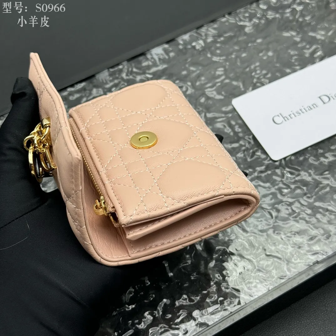 💰160 💎Top quality #pink 💕𝑫𝒊𝒐𝒓Authentic product available at counters💌Full leather inside and outside. Comes with picture box. Exclusive real shot#Built-in small sachet💕 This My Dior Glycine wallet is compact, practical and unique. Crafted from rouge sheep leather, decorated with cannage pattern and decorated with a D.I.O.R. charm on the front to enhance the style. Elegant and refined, it can store a variety of daily necessities, is suitable for various occasions, and can be matched with other My Dior items. D.I.O.R. charm on the front 2 card slots 1 zipped compartment 1 spacious interior compartment Made in Italy Reference number: S0966. Size:11x7.5x2.5cm