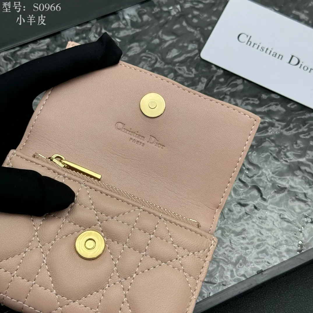 💰160 💎Top quality #pink 💕𝑫𝒊𝒐𝒓Authentic product available at counters💌Full leather inside and outside. Comes with picture box. Exclusive real shot#Built-in small sachet💕 This My Dior Glycine wallet is compact, practical and unique. Crafted from rouge sheep leather, decorated with cannage pattern and decorated with a D.I.O.R. charm on the front to enhance the style. Elegant and refined, it can store a variety of daily necessities, is suitable for various occasions, and can be matched with other My Dior items. D.I.O.R. charm on the front 2 card slots 1 zipped compartment 1 spacious interior compartment Made in Italy Reference number: S0966. Size:11x7.5x2.5cm