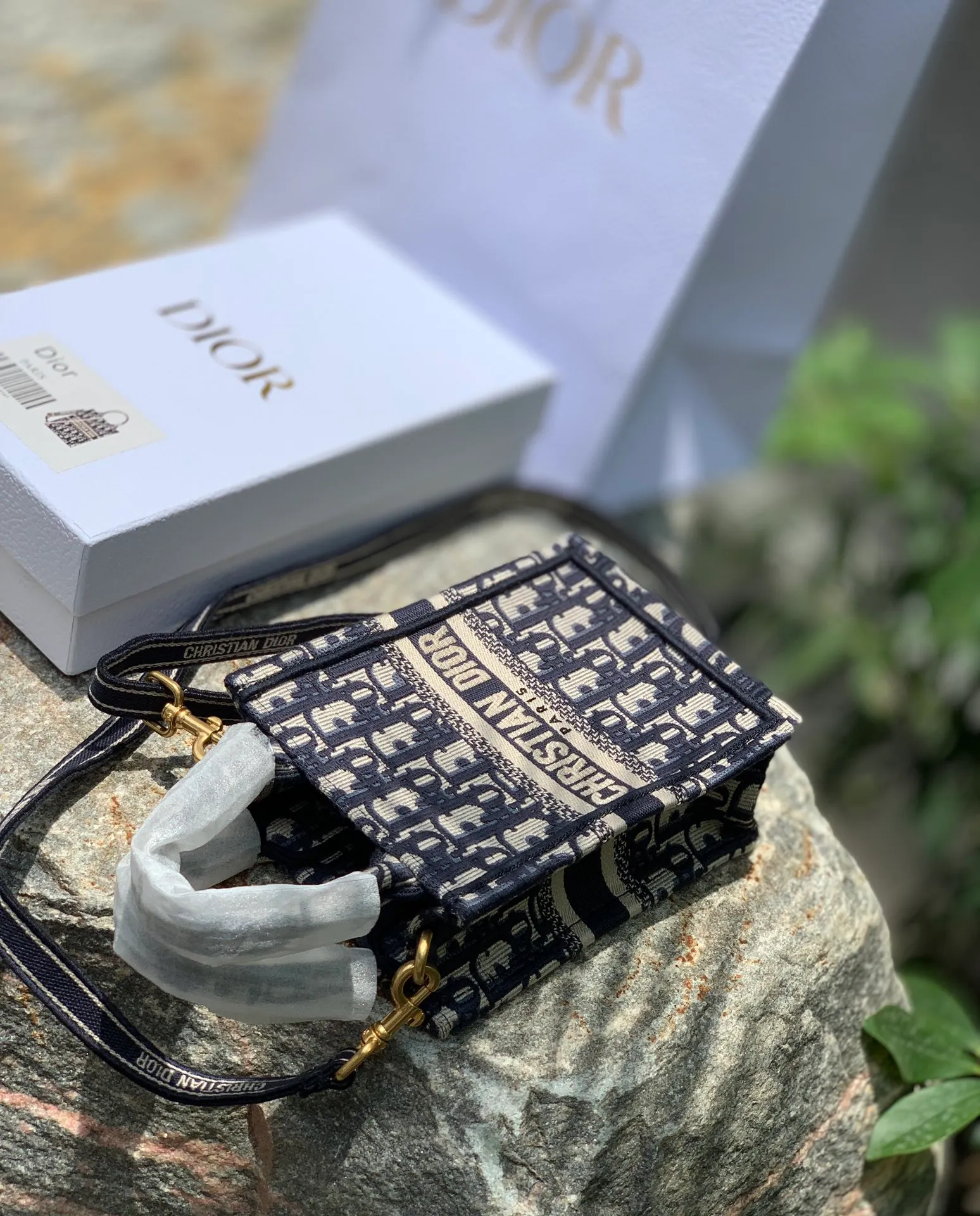 Top upgraded version 💰1160 letter size 13.5 × 5 × 18 CM original factory channel goods! The latest batch of counters in 2022! With thick textured jacquard embroidery, neat letter logo, and square shape, this bag can attract attention the moment it is launched! The vertical mini version is completely unobtrusive and can be easily worn by even small girls! The key is the latest models in the counter. All fashionistas can’t escape the word new model. Even if you pre-order offline now, it will take more than 6 months to get it! So our leading official website is selling it! The point is simple: genuine products from the original factory, no pressure to compare!