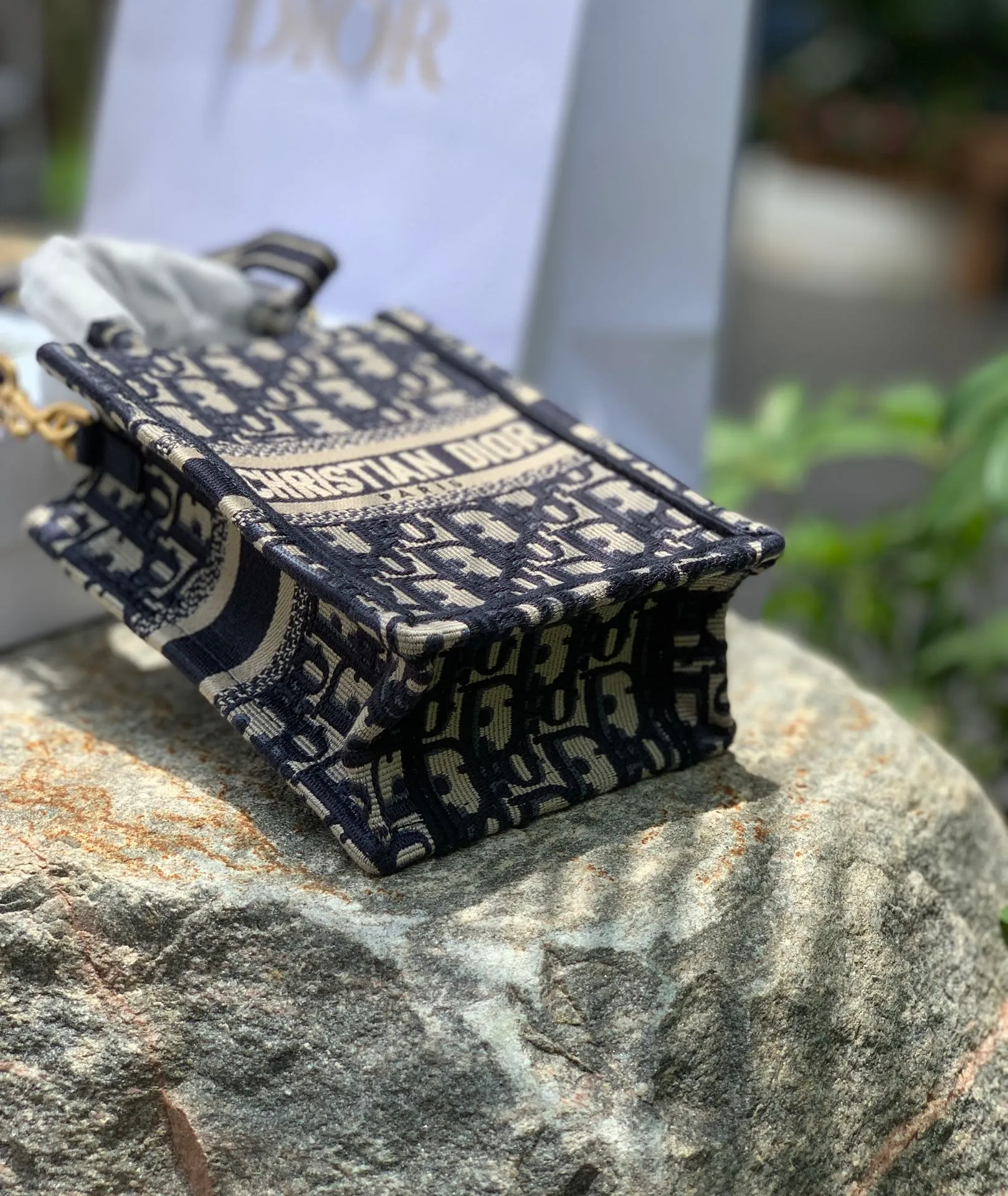 Top upgraded version 💰1160 letter size 13.5 × 5 × 18 CM original factory channel goods! The latest batch of counters in 2022! With thick textured jacquard embroidery, neat letter logo, and square shape, this bag can attract attention the moment it is launched! The vertical mini version is completely unobtrusive and can be easily worn by even small girls! The key is the latest models in the counter. All fashionistas can’t escape the word new model. Even if you pre-order offline now, it will take more than 6 months to get it! So our leading official website is selling it! The point is simple: genuine products from the original factory, no pressure to compare!