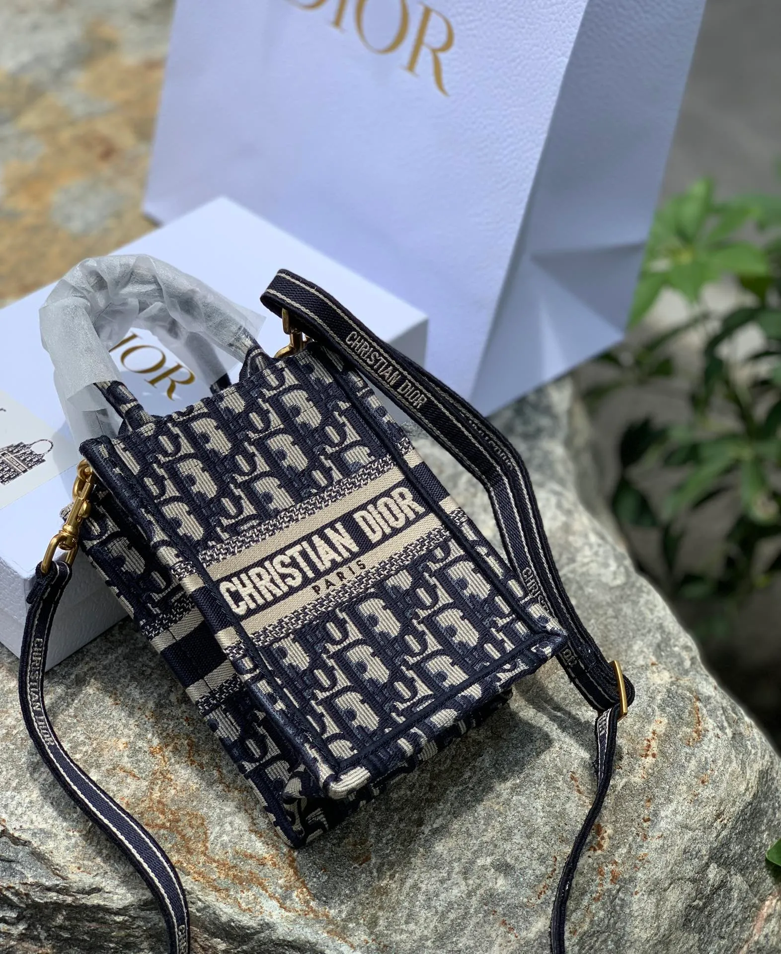 Top upgraded version 💰1160 letter size 13.5 × 5 × 18 CM original factory channel goods! The latest batch of counters in 2022! With thick textured jacquard embroidery, neat letter logo, and square shape, this bag can attract attention the moment it is launched! The vertical mini version is completely unobtrusive and can be easily worn by even small girls! The key is the latest models in the counter. All fashionistas can’t escape the word new model. Even if you pre-order offline now, it will take more than 6 months to get it! So our leading official website is selling it! The point is simple: genuine products from the original factory, no pressure to compare!