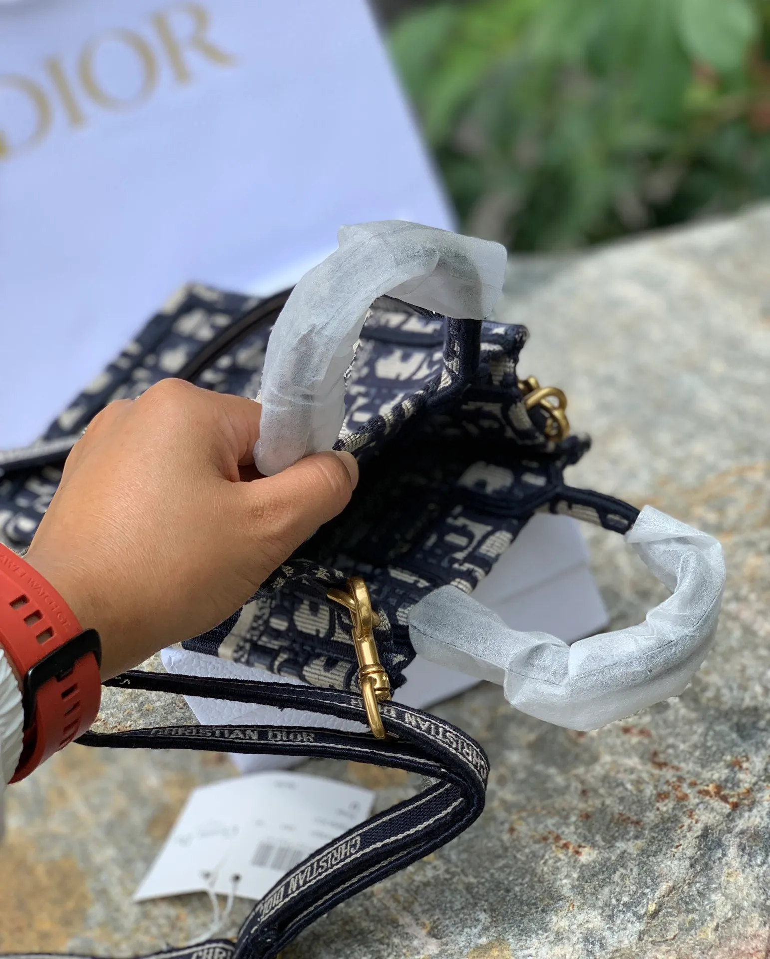 Top upgraded version 💰1160 letter size 13.5 × 5 × 18 CM original factory channel goods! The latest batch of counters in 2022! With thick textured jacquard embroidery, neat letter logo, and square shape, this bag can attract attention the moment it is launched! The vertical mini version is completely unobtrusive and can be easily worn by even small girls! The key is the latest models in the counter. All fashionistas can’t escape the word new model. Even if you pre-order offline now, it will take more than 6 months to get it! So our leading official website is selling it! The point is simple: genuine products from the original factory, no pressure to compare!