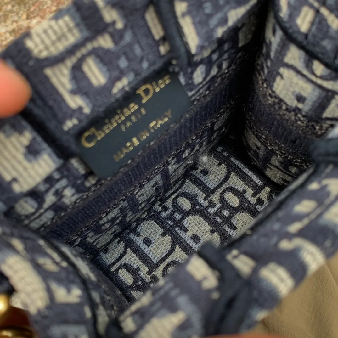 Top upgraded version 💰1160 letter size 13.5 × 5 × 18 CM original factory channel goods! The latest batch of counters in 2022! With thick textured jacquard embroidery, neat letter logo, and square shape, this bag can attract attention the moment it is launched! The vertical mini version is completely unobtrusive and can be easily worn by even small girls! The key is the latest models in the counter. All fashionistas can’t escape the word new model. Even if you pre-order offline now, it will take more than 6 months to get it! So our leading official website is selling it! The point is simple: genuine products from the original factory, no pressure to compare!