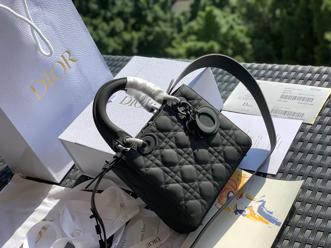 ❗️❗️❗️Free shipping with SF Express for year-end events❗️❗️❗️💰2000 Size 20x16.5x8CM If you want a larger capacity, you can choose the new Princess Diana bag 4 compartments frosted leather! ! Whether indoors or outdoors, the lighting is full of luxury! Compared with the old version of embroidery or patent leather, it is no more difficult to match! Hand-held directly from the elegant lady herself! Products from overseas original factory channels, European imported calfskin matte texture, original hardware paint process, classic seaming rhombus process, all details are consistent with the counter standard! Quality is trustworthy!