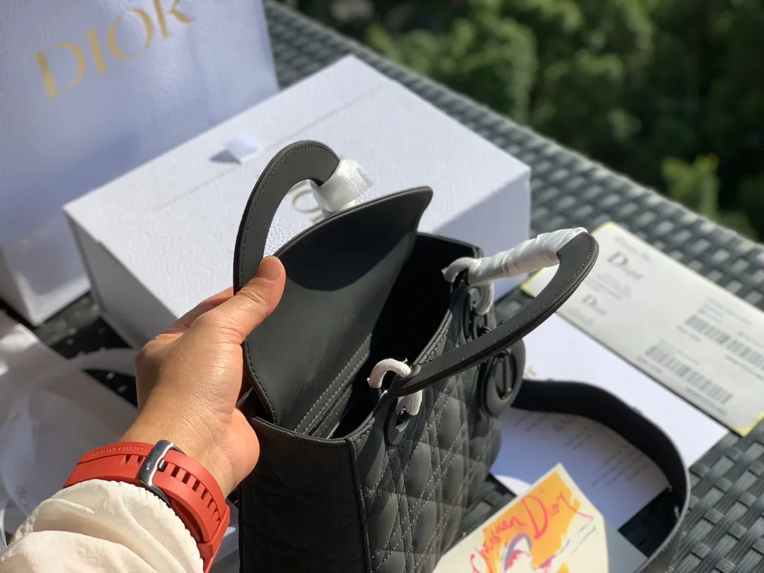❗️❗️❗️Free shipping with SF Express for year-end events❗️❗️❗️💰2000 Size 20x16.5x8CM If you want a larger capacity, you can choose the new Princess Diana bag 4 compartments frosted leather! ! Whether indoors or outdoors, the lighting is full of luxury! Compared with the old version of embroidery or patent leather, it is no more difficult to match! Hand-held directly from the elegant lady herself! Products from overseas original factory channels, European imported calfskin matte texture, original hardware paint process, classic seaming rhombus process, all details are consistent with the counter standard! Quality is trustworthy!