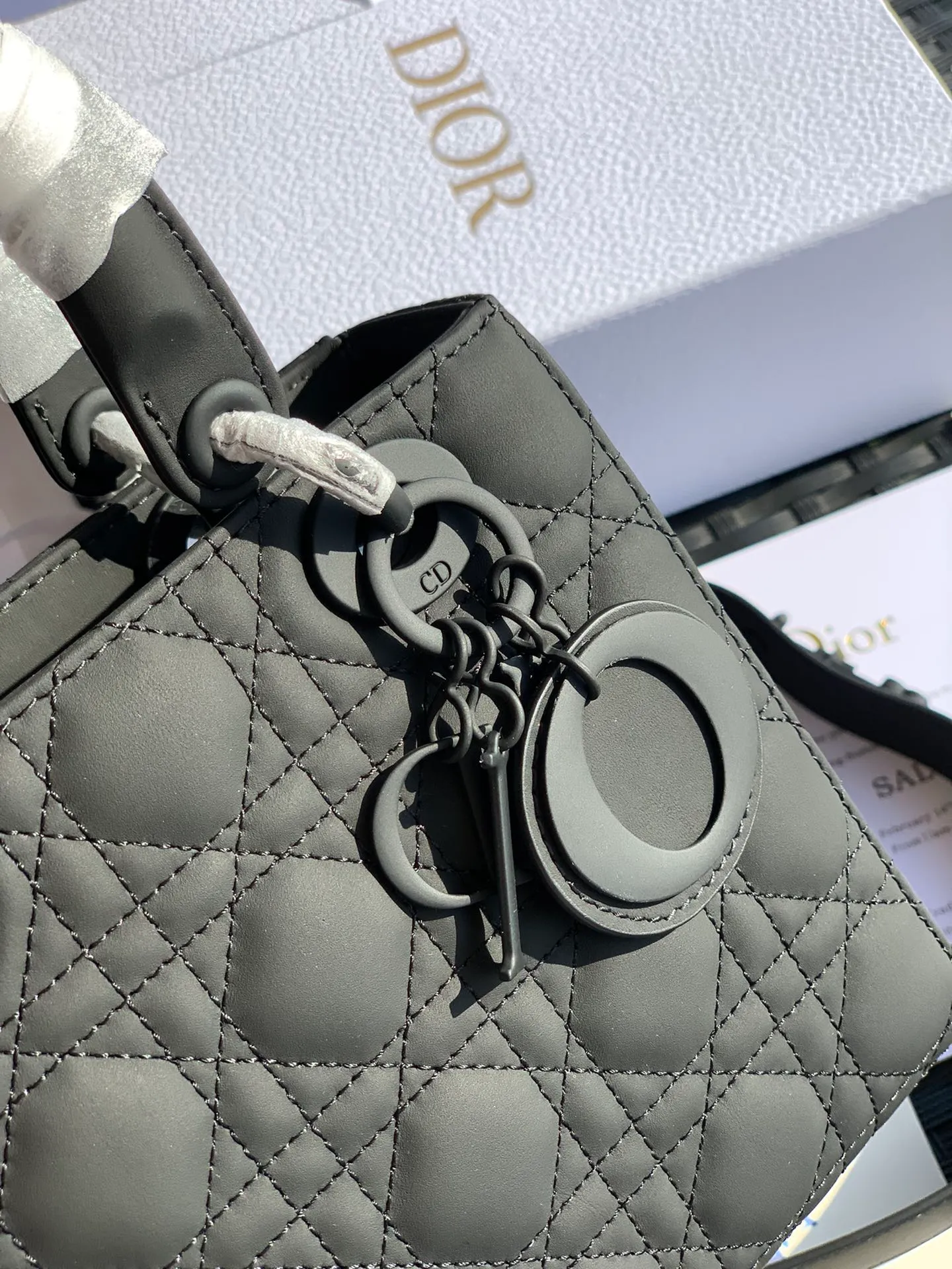 ❗️❗️❗️Free shipping with SF Express for year-end events❗️❗️❗️💰2000 Size 20x16.5x8CM If you want a larger capacity, you can choose the new Princess Diana bag 4 compartments frosted leather! ! Whether indoors or outdoors, the lighting is full of luxury! Compared with the old version of embroidery or patent leather, it is no more difficult to match! Hand-held directly from the elegant lady herself! Products from overseas original factory channels, European imported calfskin matte texture, original hardware paint process, classic seaming rhombus process, all details are consistent with the counter standard! Quality is trustworthy!