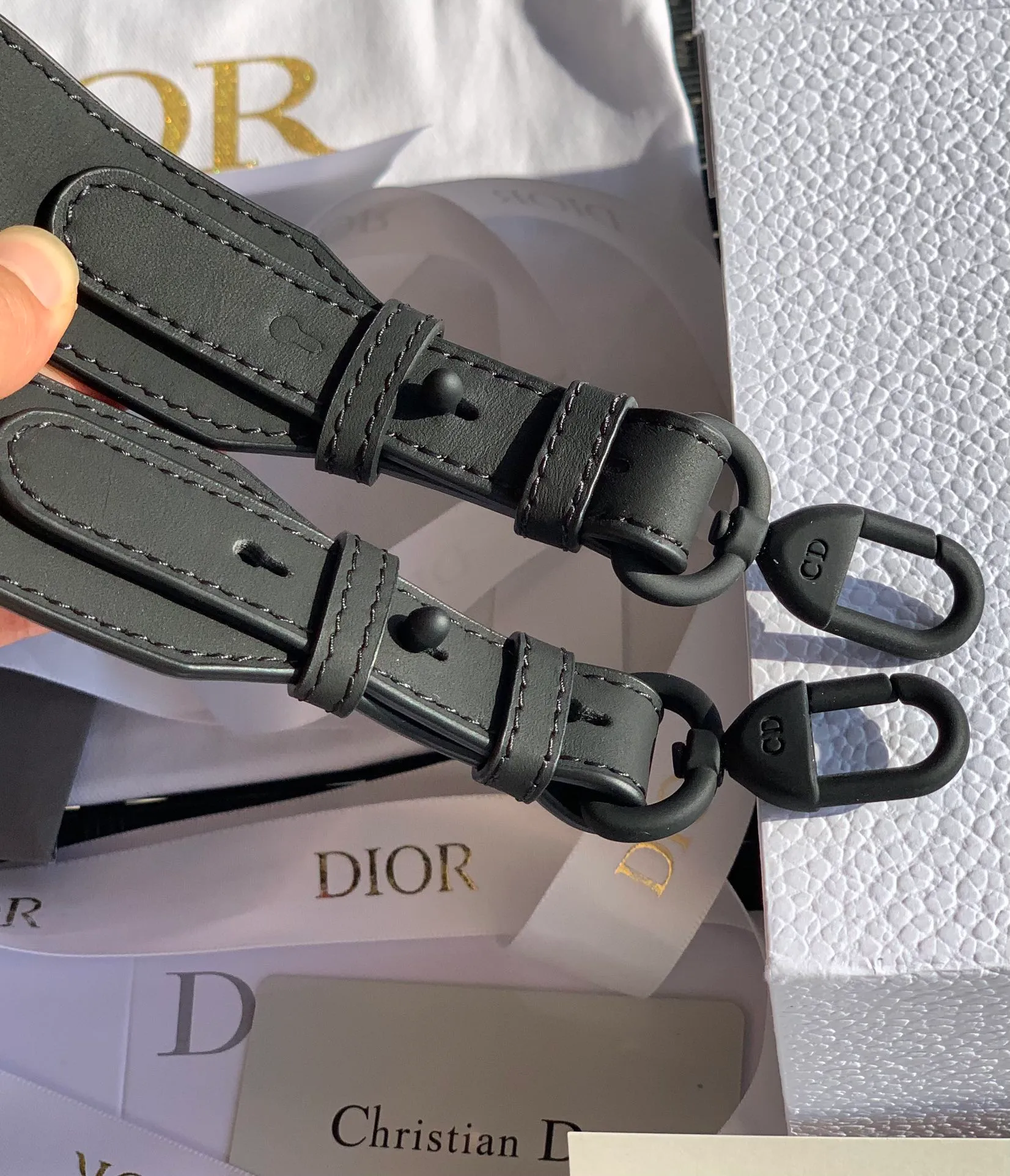 ❗️❗️❗️Free shipping with SF Express for year-end events❗️❗️❗️💰2000 Size 20x16.5x8CM If you want a larger capacity, you can choose the new Princess Diana bag 4 compartments frosted leather! ! Whether indoors or outdoors, the lighting is full of luxury! Compared with the old version of embroidery or patent leather, it is no more difficult to match! Hand-held directly from the elegant lady herself! Products from overseas original factory channels, European imported calfskin matte texture, original hardware paint process, classic seaming rhombus process, all details are consistent with the counter standard! Quality is trustworthy!