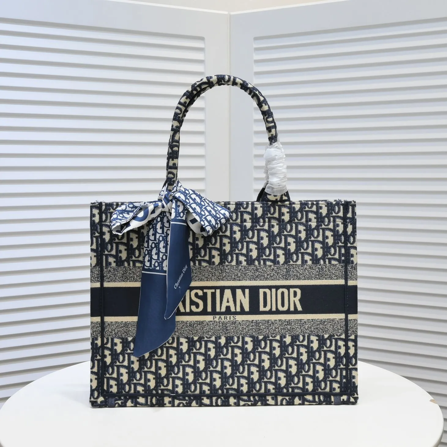 💰340￥Small size with silk scarf and overlock🔜Dior new shopping bag at Dior counter! Counters are updated simultaneously! Limited edition of the same style as the stars! Super stylish! Imported fabric👍high-end quality! Model: 8034 Size: 36*27*16cm