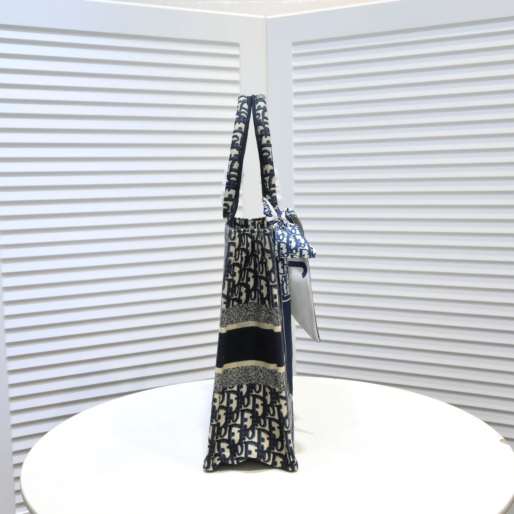 💰340￥Small size with silk scarf and overlock🔜Dior new shopping bag at Dior counter! Counters are updated simultaneously! Limited edition of the same style as the stars! Super stylish! Imported fabric👍high-end quality! Model: 8034 Size: 36*27*16cm