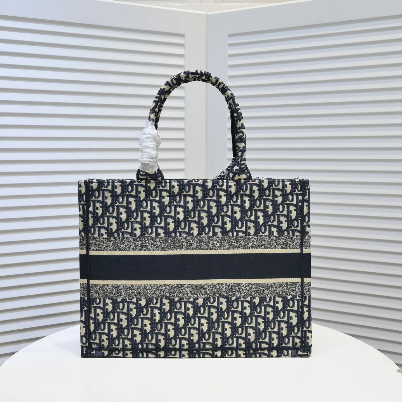 💰340￥Small size with silk scarf and overlock🔜Dior new shopping bag at Dior counter! Counters are updated simultaneously! Limited edition of the same style as the stars! Super stylish! Imported fabric👍high-end quality! Model: 8034 Size: 36*27*16cm