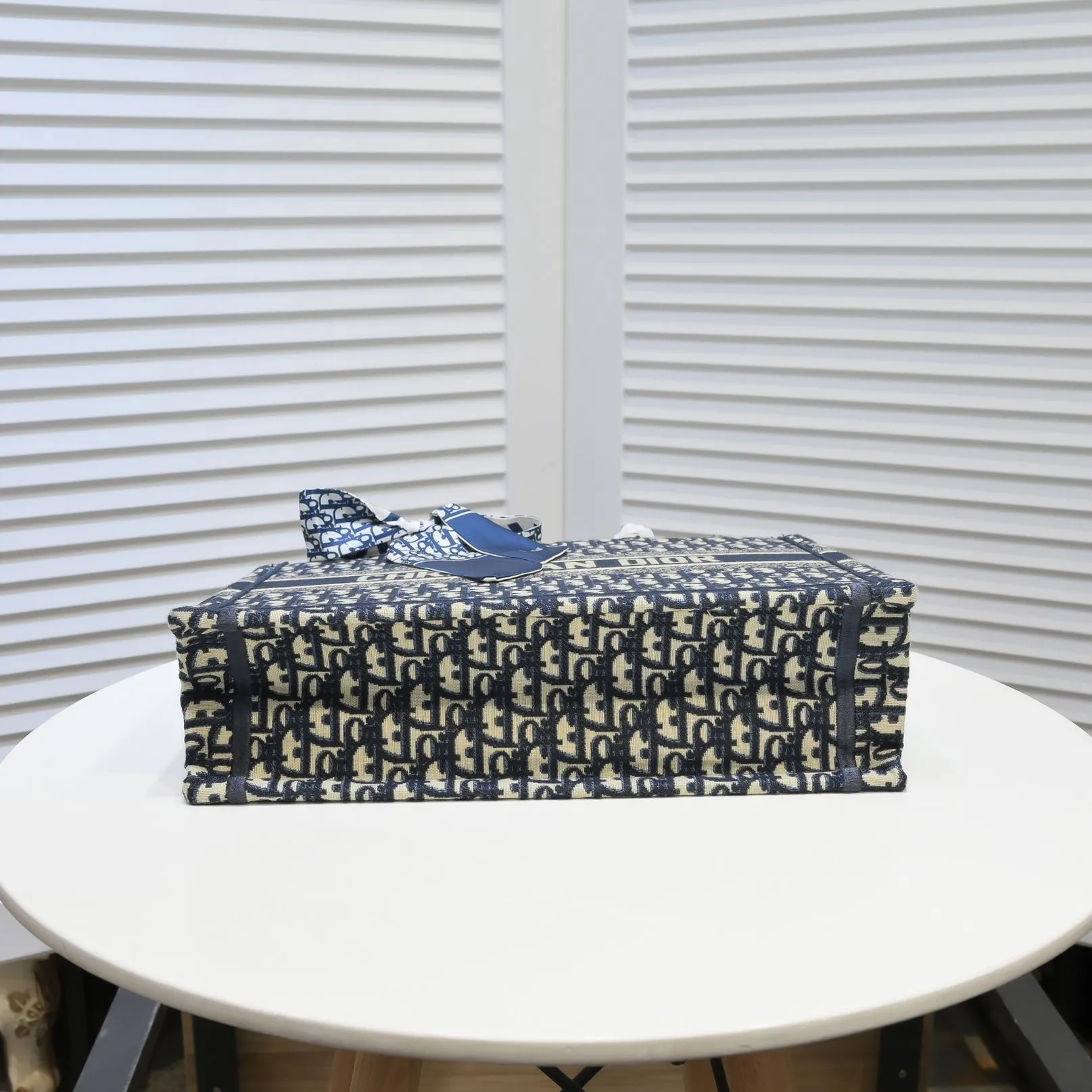 💰340￥Small size with silk scarf and overlock🔜Dior new shopping bag at Dior counter! Counters are updated simultaneously! Limited edition of the same style as the stars! Super stylish! Imported fabric👍high-end quality! Model: 8034 Size: 36*27*16cm
