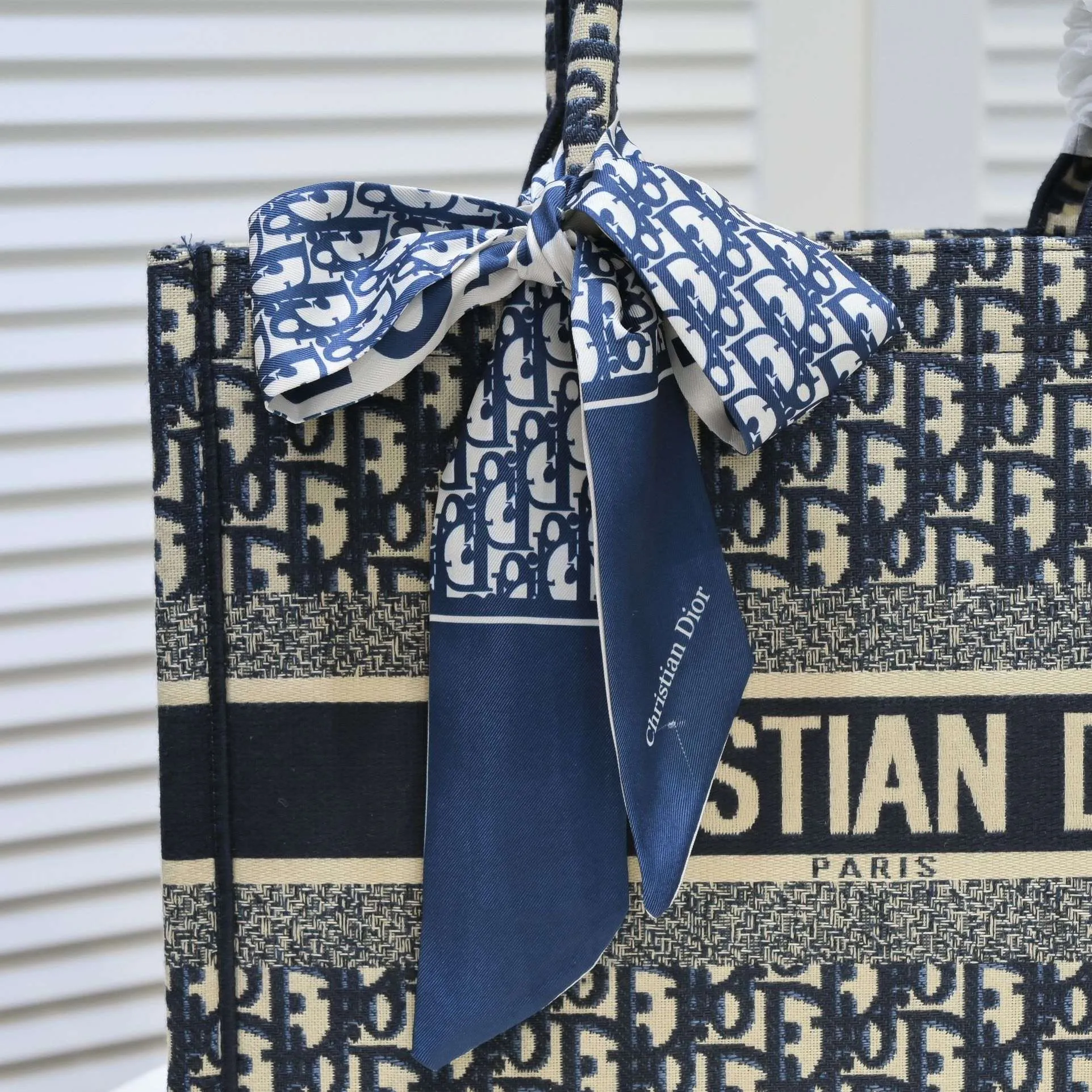 💰340￥Small size with silk scarf and overlock🔜Dior new shopping bag at Dior counter! Counters are updated simultaneously! Limited edition of the same style as the stars! Super stylish! Imported fabric👍high-end quality! Model: 8034 Size: 36*27*16cm