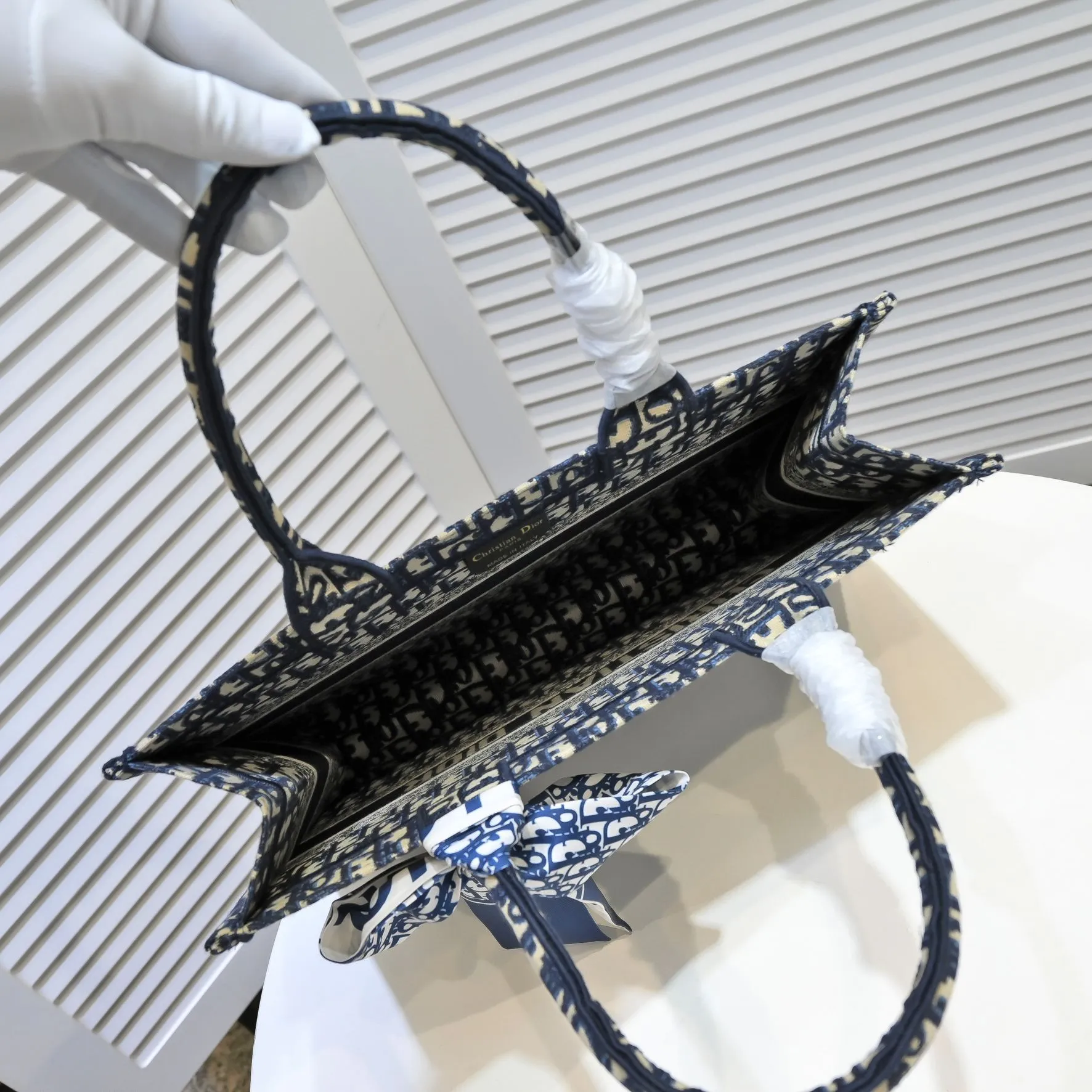💰340￥Small size with silk scarf and overlock🔜Dior new shopping bag at Dior counter! Counters are updated simultaneously! Limited edition of the same style as the stars! Super stylish! Imported fabric👍high-end quality! Model: 8034 Size: 36*27*16cm