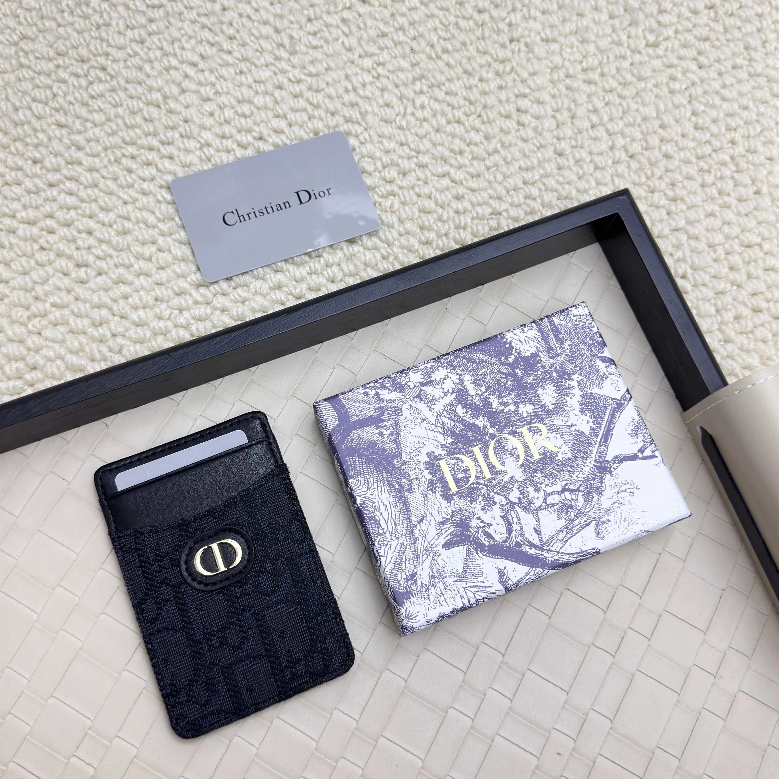 💰100 Dior's new card holder Size: 11*7.5*1, model 2379. It is carefully made of soft cowhide, decorated with cannage pattern topstitching, and embellished with the "CD" logo on the front. Elegant and refined,