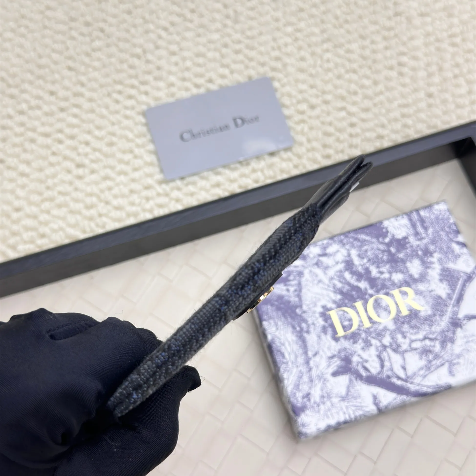 💰100 Dior's new card holder Size: 11*7.5*1, model 2379. It is carefully made of soft cowhide, decorated with cannage pattern topstitching, and embellished with the "CD" logo on the front. Elegant and refined,