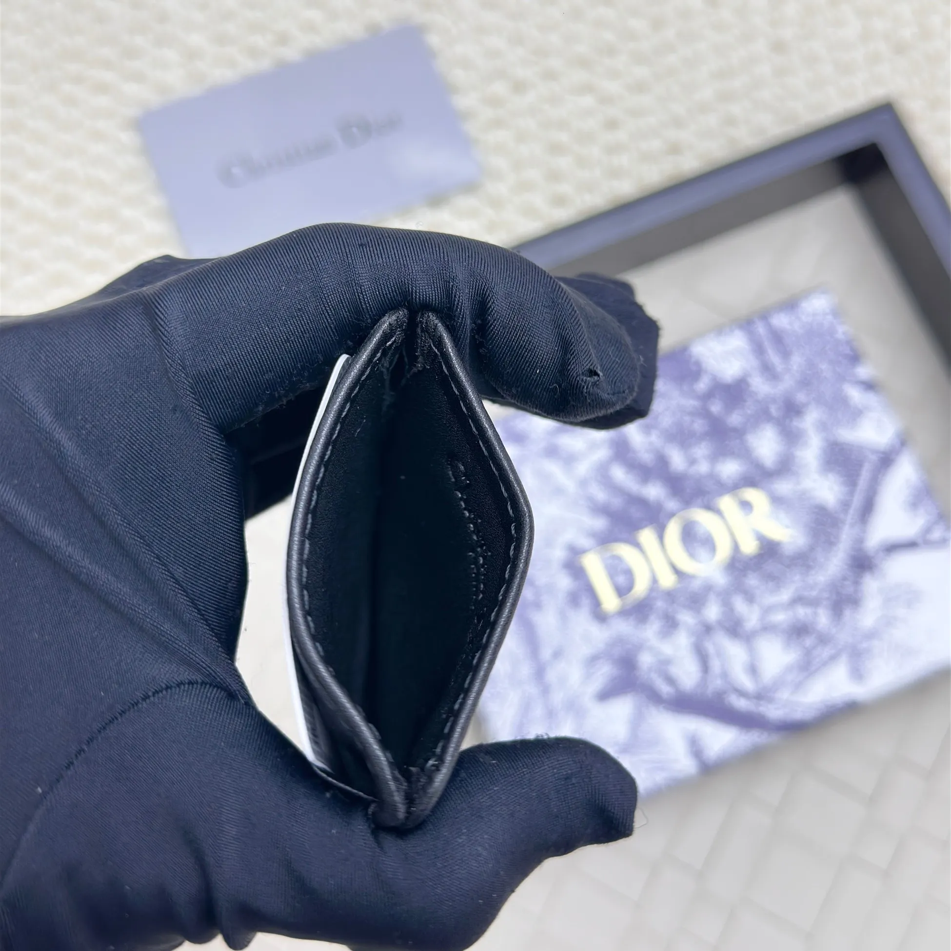 💰100 Dior's new card holder Size: 11*7.5*1, model 2379. It is carefully made of soft cowhide, decorated with cannage pattern topstitching, and embellished with the "CD" logo on the front. Elegant and refined,