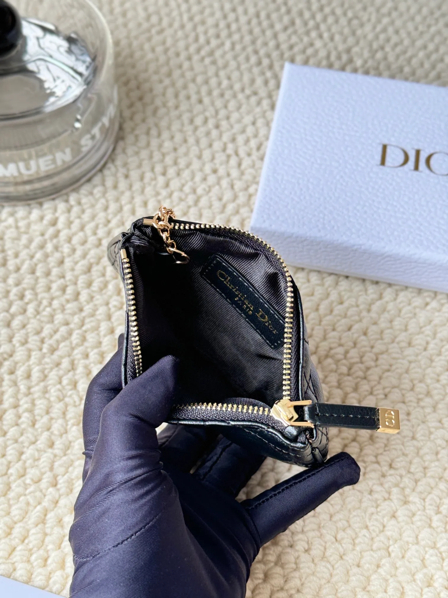💰150 2024 spring and summer new coin purse key bag is small and cute Size: 14.5*7.6cm Model: S5158UWHC_M30G This Dior Caro card holder is elegant and practical. Carefully crafted from soft cow leather, it is decorated with cannage pattern topstitching and a CD logo on the front to enhance the style. Elegant and sophisticated. 30 Montaigne Glycine Coin Purse Key Case 🔑 Compact and practical, unique, it can store various daily necessities, suitable for various occasions, and can be matched with its 30Montaigne items. CD logo on front