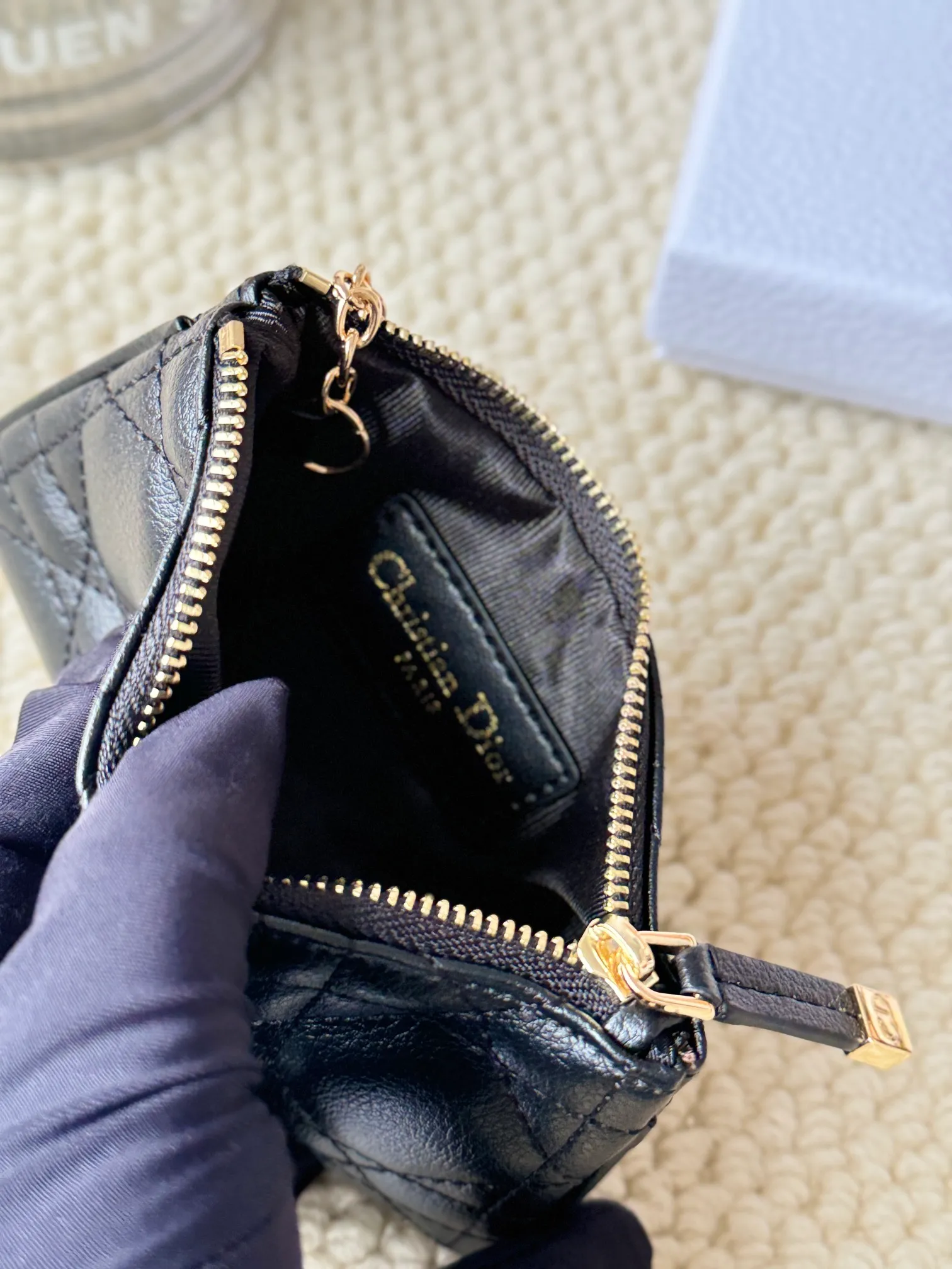 💰150 2024 spring and summer new coin purse key bag is small and cute Size: 14.5*7.6cm Model: S5158UWHC_M30G This Dior Caro card holder is elegant and practical. Carefully crafted from soft cow leather, it is decorated with cannage pattern topstitching and a CD logo on the front to enhance the style. Elegant and sophisticated. 30 Montaigne Glycine Coin Purse Key Case 🔑 Compact and practical, unique, it can store various daily necessities, suitable for various occasions, and can be matched with its 30Montaigne items. CD logo on front