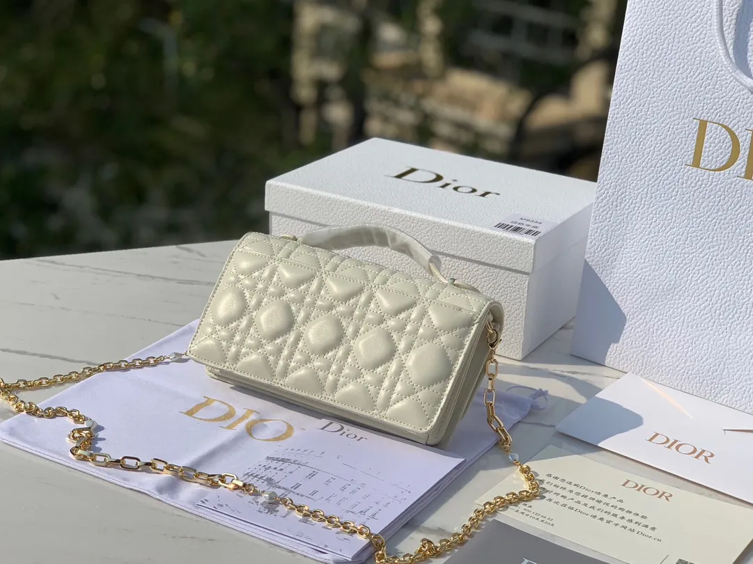Top upgraded version 💰1760 Size 21✖️11.5✖️4.5cm Lady Dior's hot new early spring clutch bag, made of soft lambskin material imported from Hong Kong trading company, soft and delicate, the pearl-embellished chain is more delicate, the real thing is so beautiful, 🉑️Hand-held or cross-body, multiple carrying methods, elegant temperament in one hand