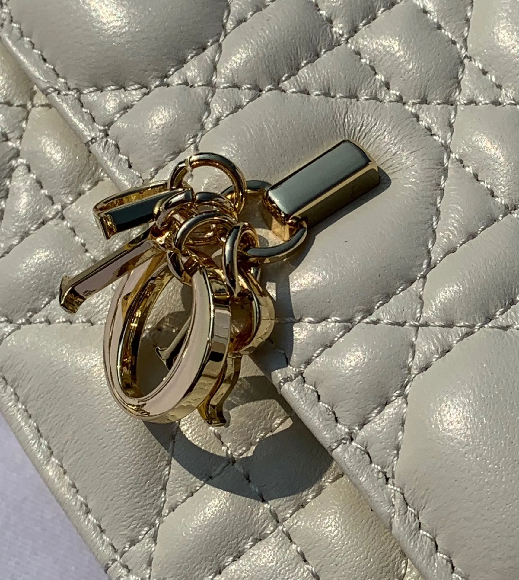 Top upgraded version 💰1760 Size 21✖️11.5✖️4.5cm Lady Dior's hot new early spring clutch bag, made of soft lambskin material imported from Hong Kong trading company, soft and delicate, the pearl-embellished chain is more delicate, the real thing is so beautiful, 🉑️Hand-held or cross-body, multiple carrying methods, elegant temperament in one hand