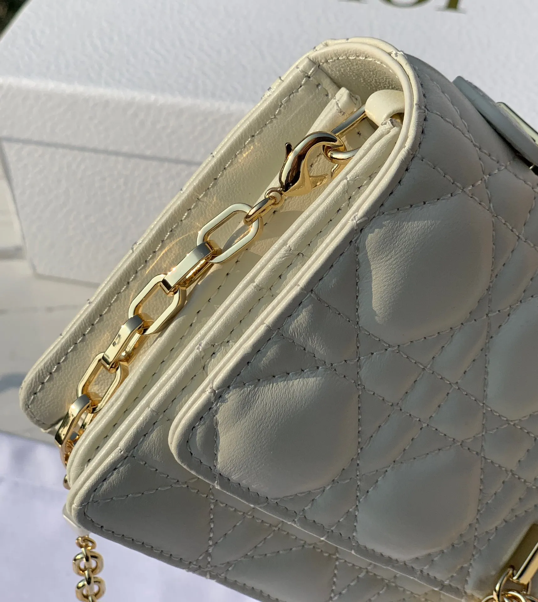 Top upgraded version 💰1760 Size 21✖️11.5✖️4.5cm Lady Dior's hot new early spring clutch bag, made of soft lambskin material imported from Hong Kong trading company, soft and delicate, the pearl-embellished chain is more delicate, the real thing is so beautiful, 🉑️Hand-held or cross-body, multiple carrying methods, elegant temperament in one hand