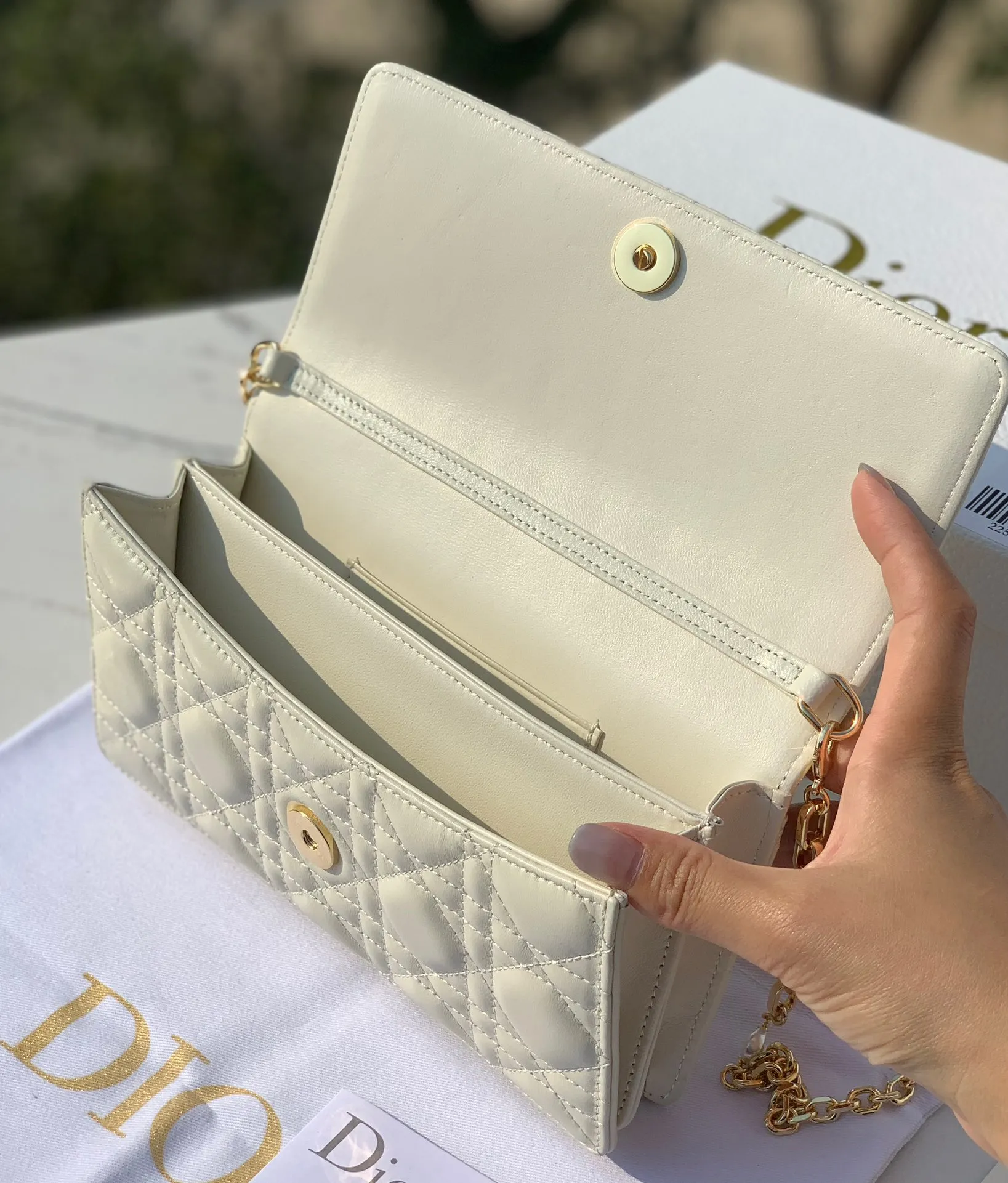 Top upgraded version 💰1760 Size 21✖️11.5✖️4.5cm Lady Dior's hot new early spring clutch bag, made of soft lambskin material imported from Hong Kong trading company, soft and delicate, the pearl-embellished chain is more delicate, the real thing is so beautiful, 🉑️Hand-held or cross-body, multiple carrying methods, elegant temperament in one hand